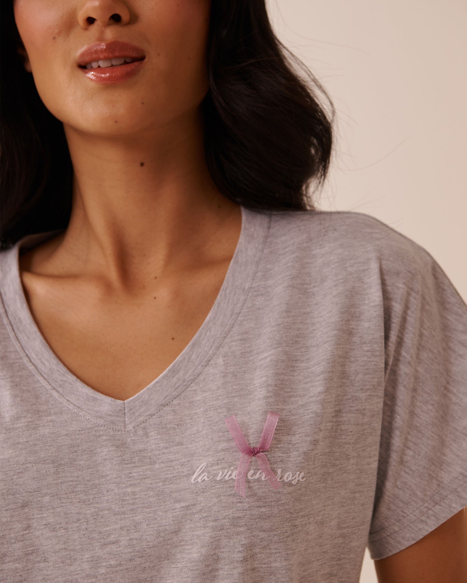 La Vie en Rose_Comfy Grey Mix_Bow Print Cotton V-neck T-shirt_40100768_00007_03