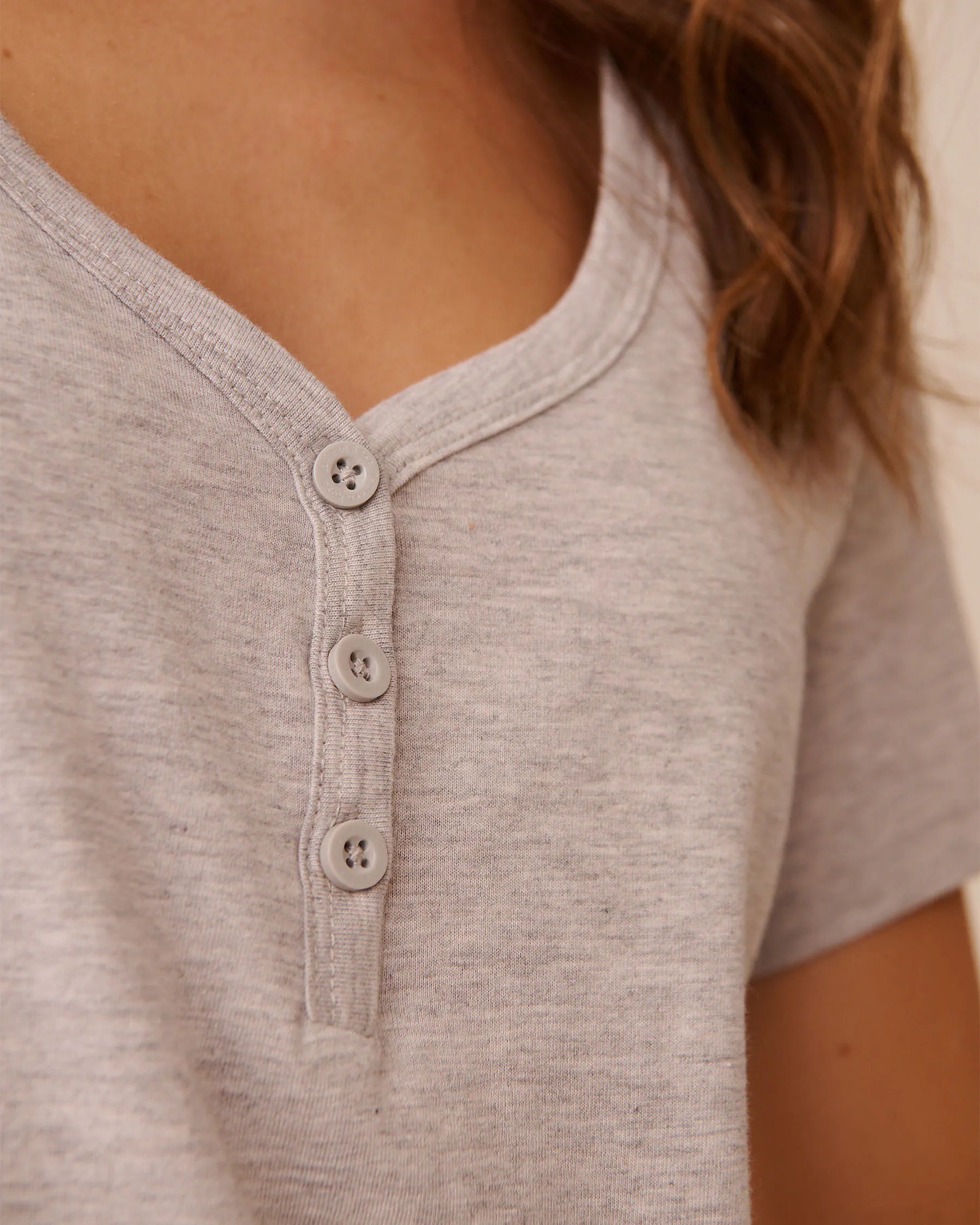 La Vie en Rose_Comfy Grey Mix_HenleyÊT-Shirt_40100772_00007_03