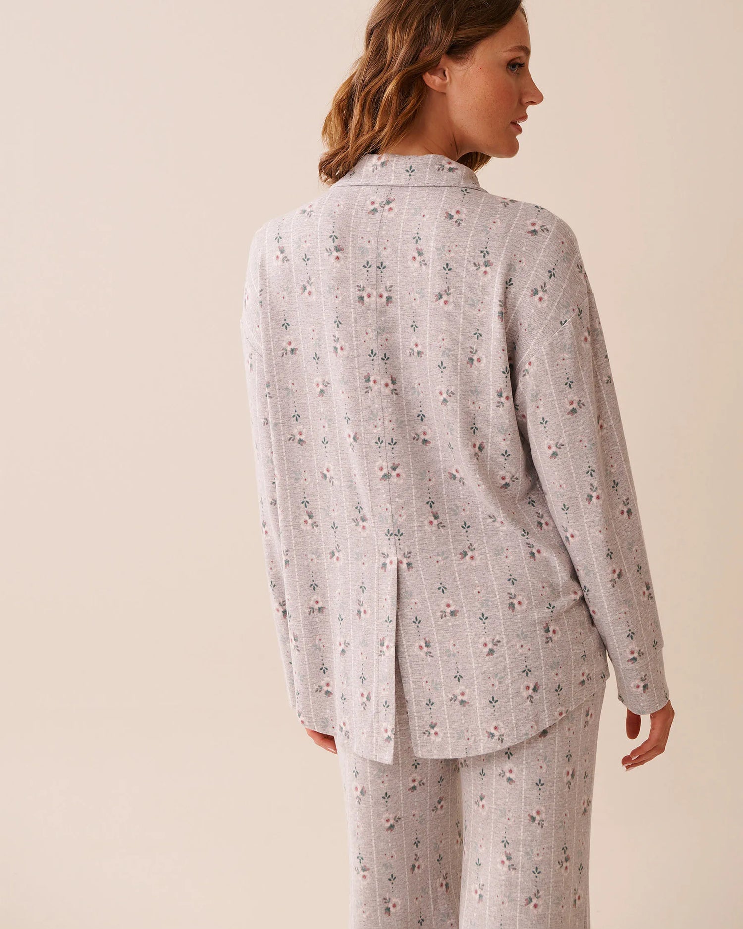 La Vie en Rose_Comfy Grey Mix Floral_Floral Print Recycled Fibers Button-Down Shirt_40100776_P00451_02