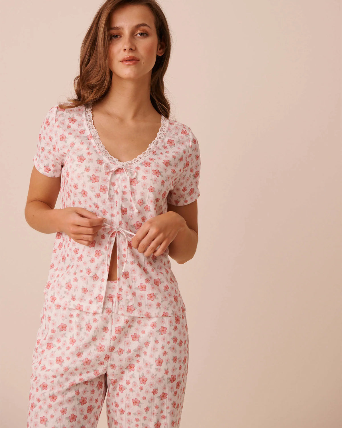 La Vie en Rose Snow White Hibiscus Women Hibiscus Print Lace Trim Pointelle Tie-Front T-Shir SKU: 40100871_P10608 Image 01