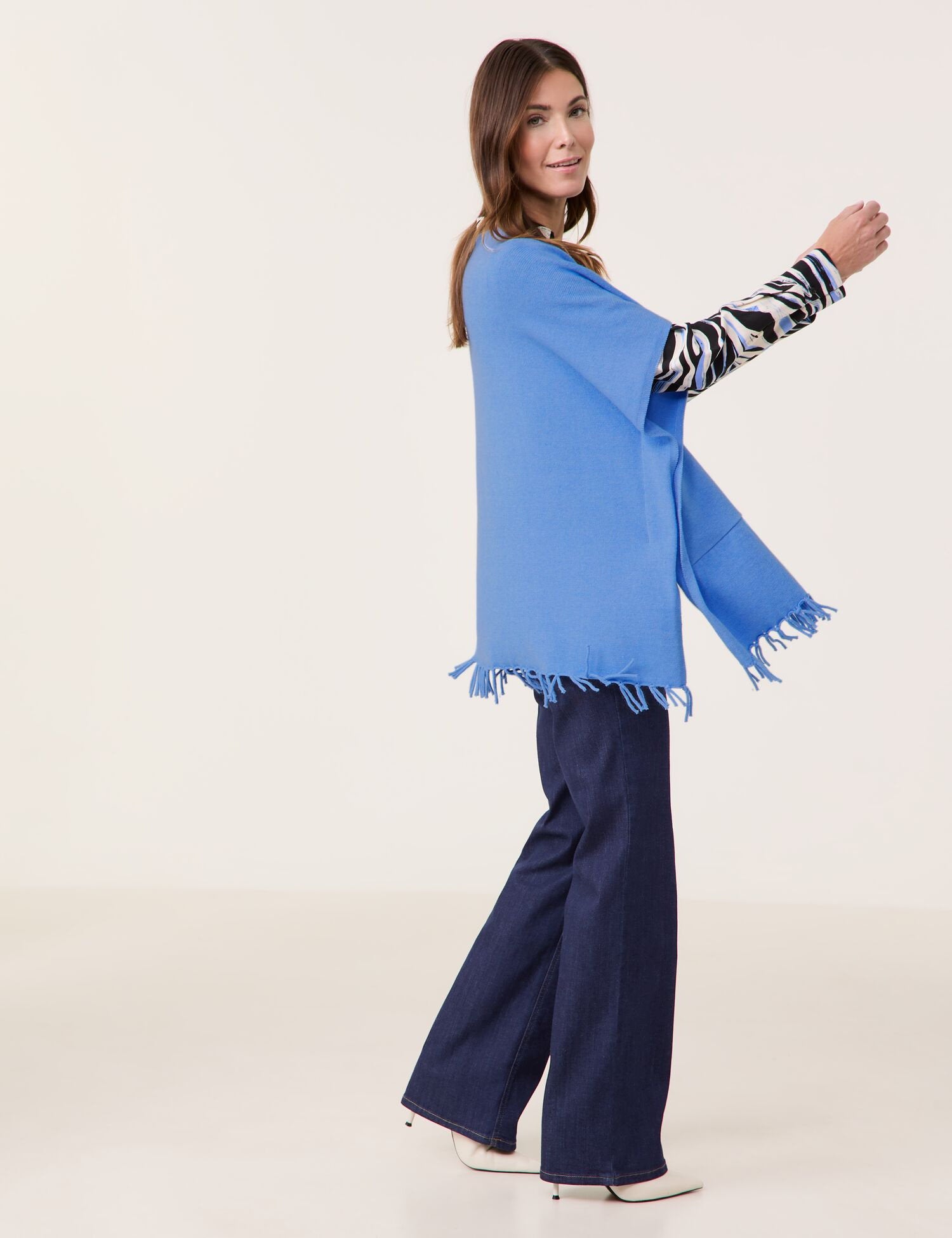 Soft Cape with Fringes_401014-72027_80945_05