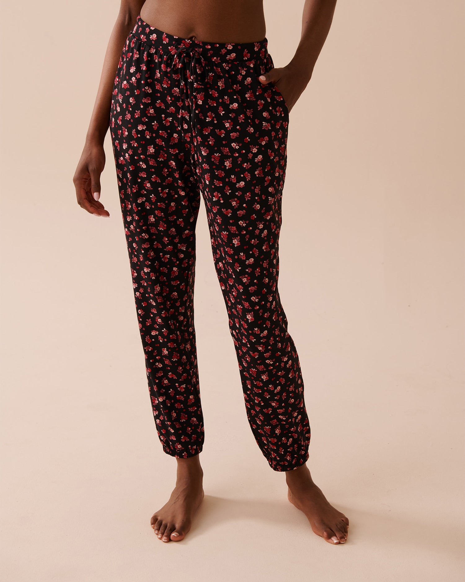 Ditsy Rose Super Soft Jogger Pajama Pants_40200586_P00354_01