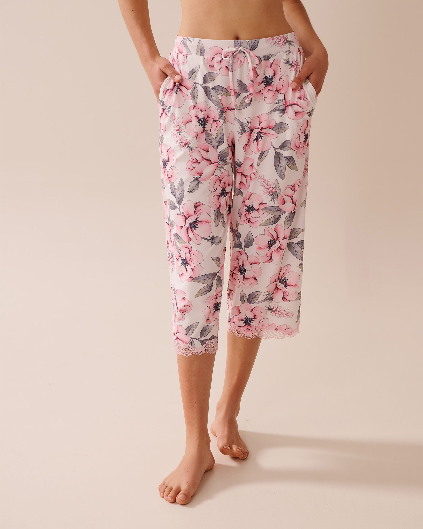 La Vie en Rose_Snow White Big Floral_Camellia Print Lace Trim Super Soft Pajama Capris_40200736_P10512_01