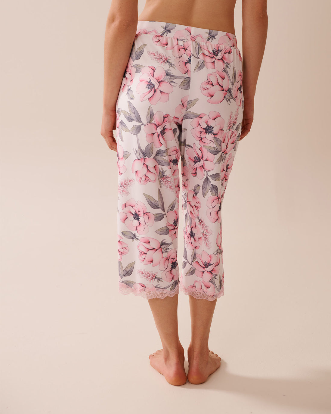 La Vie en Rose_Snow White Big Floral_Camellia Print Lace Trim Super Soft Pajama Capris_40200736_P10512_02