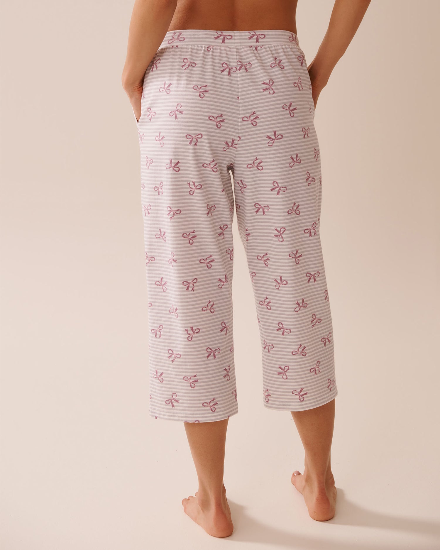 La Vie en Rose_Microchip Stripe Bows_Bow Print Cotton Pajama Capris_40200754_P00436_02