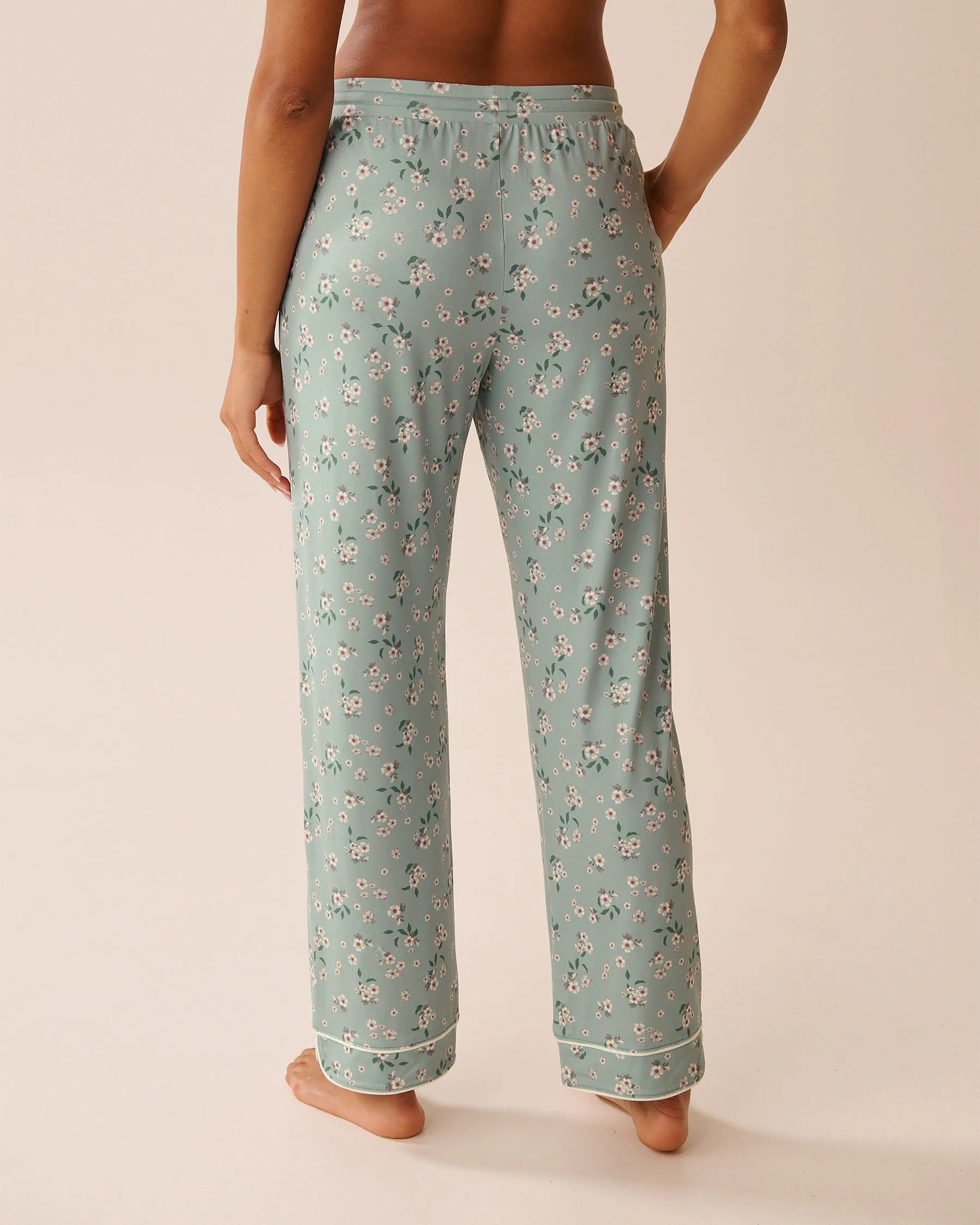 La Vie en Rose_Gray Mist Floral_Floral Print Super Soft Pajama Shorts_40200763_P40479_02