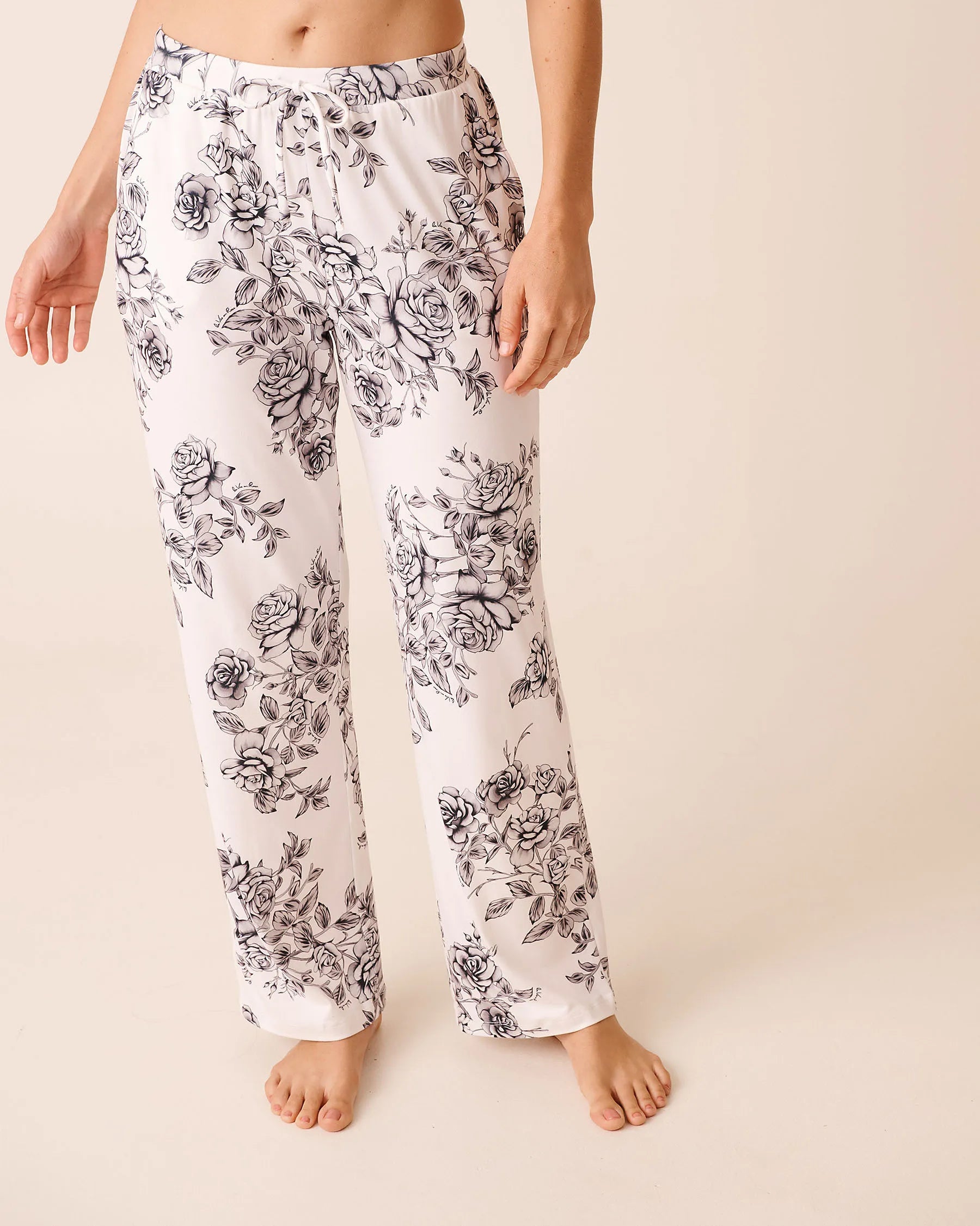 La Vie en Rose_Snow White Grey Bouquet_Black Rose Print Super Soft Pajama Pants_40200802_P10570_01