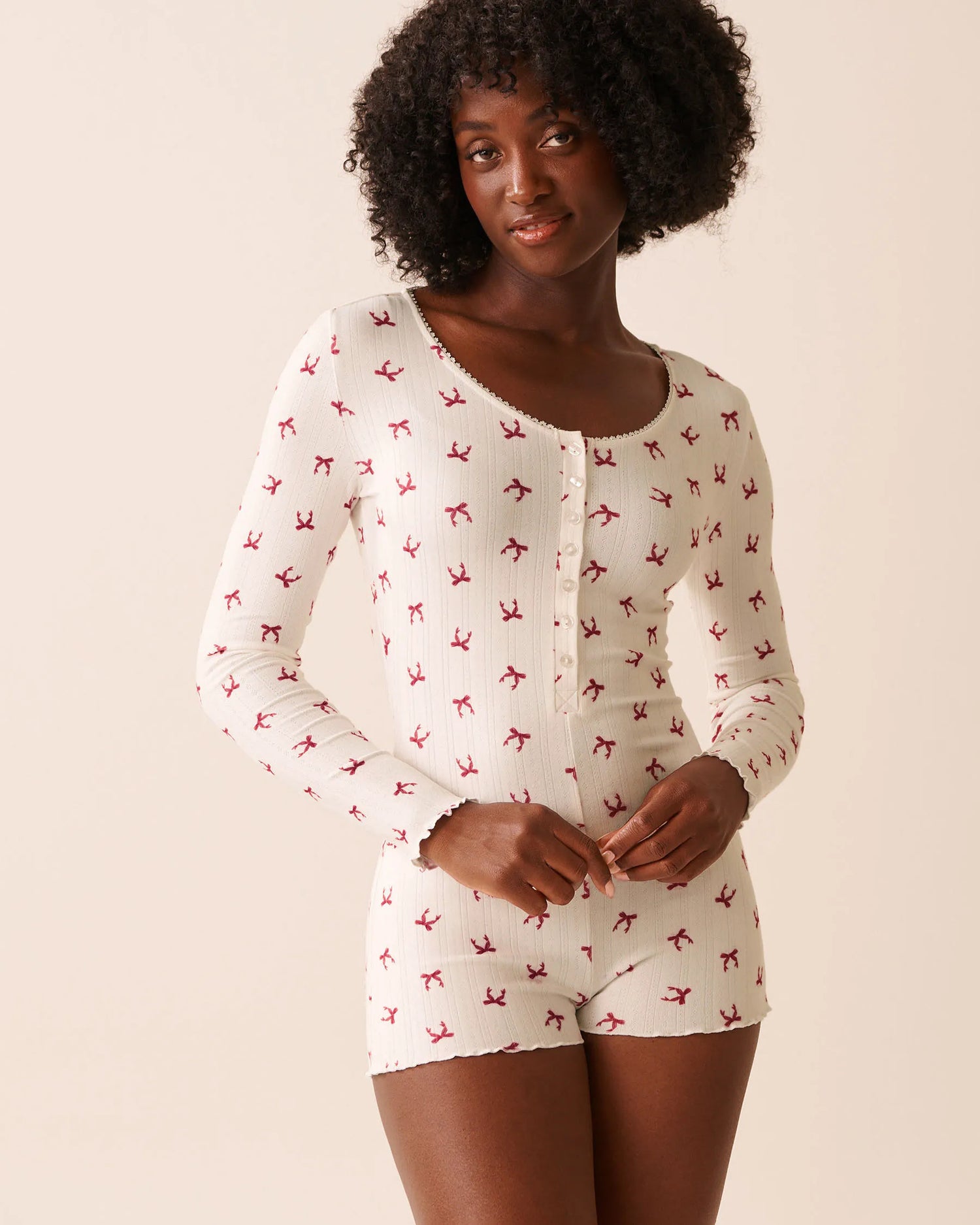 La Vie en Rose_Snow White Stripped Bow_Red Bow Print Pointelle Long Sleeve Romper_40300061_P10558_01