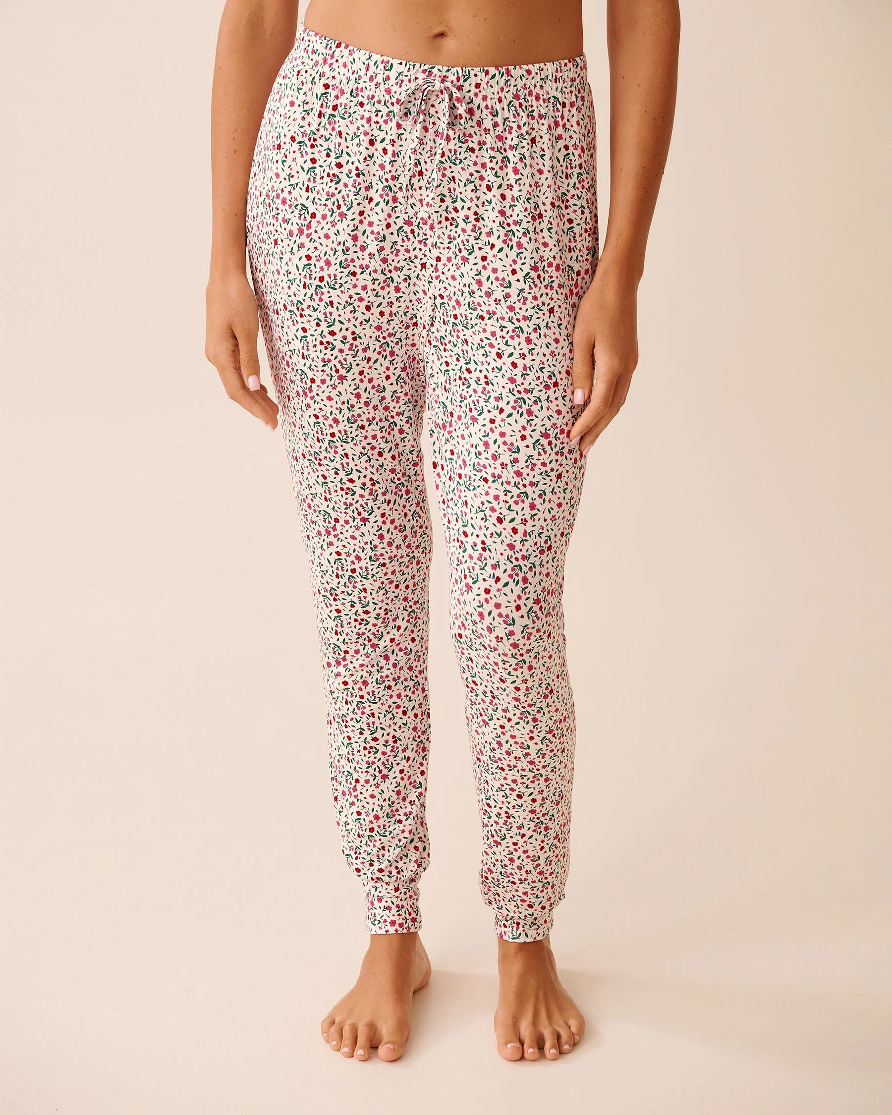 La Vie en Rose_Snow White Carmine Ditsy_Red Floral Print Long Sleeve Pj Set_40400088_P10534_04