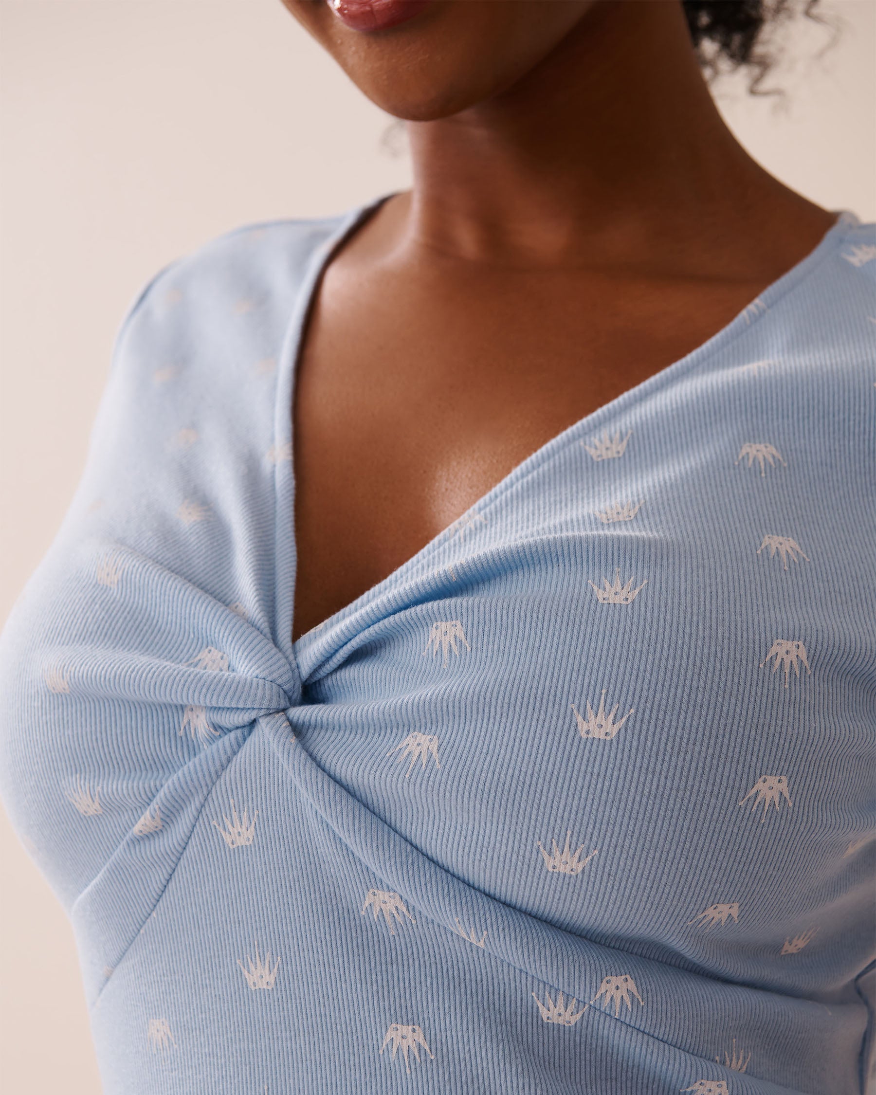 La Vie en Rose_Powder Blue Crown_Crown Print Ribbed Short Sleeve Sleepshirt_40500439_P40468_03