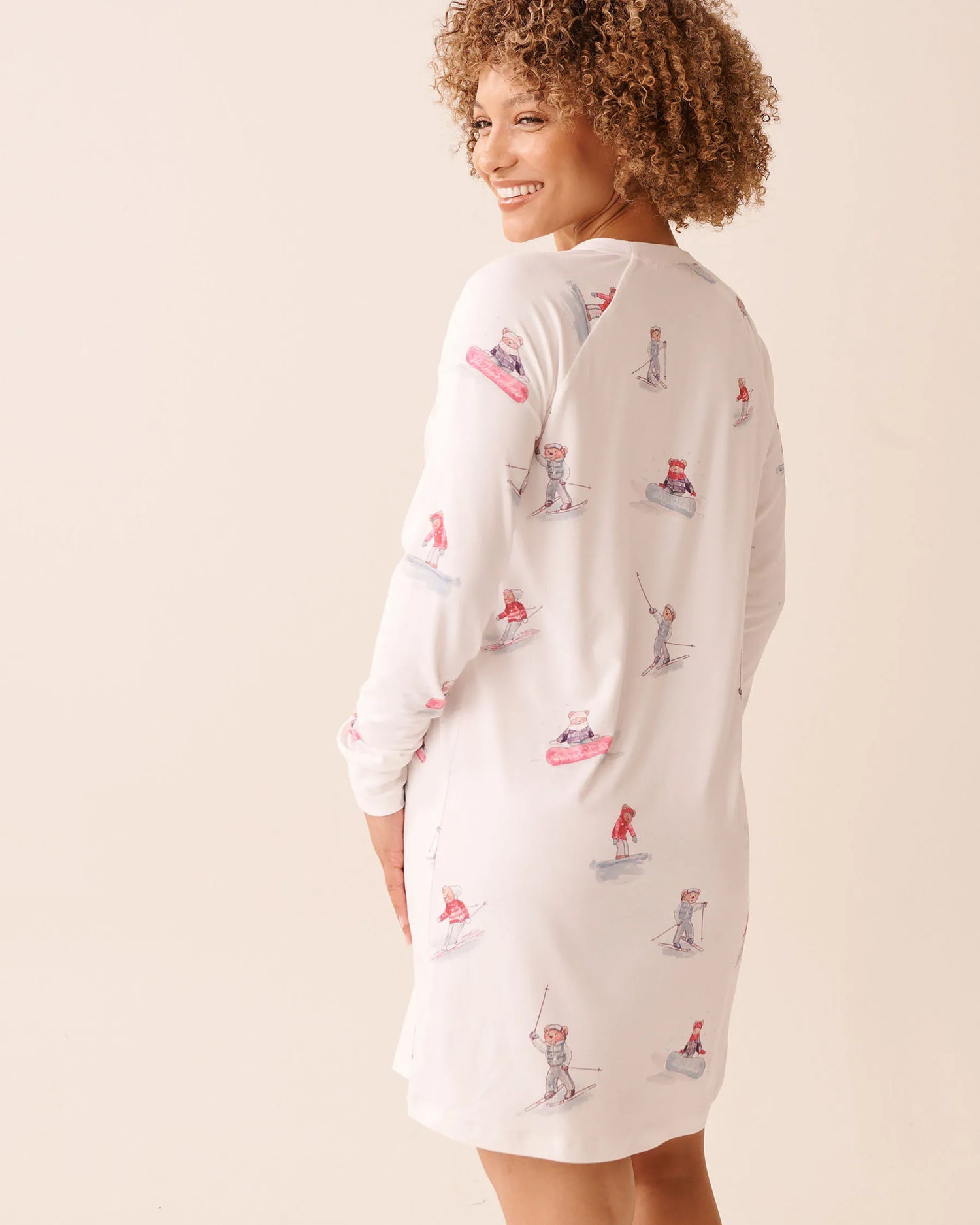 La Vie en Rose_Snow White Ski Placement_Apr�s-Ski Print Super Soft Sleepshirt_40500467_P10549_02