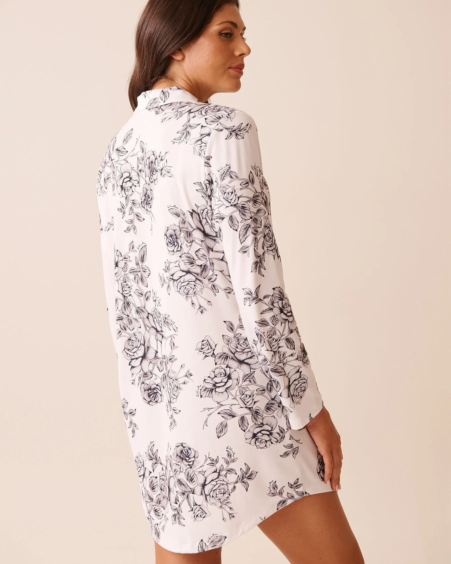 La Vie en Rose_Snow White Grey Bouquet_Black Rose Print Super Soft Long Sleeve Sleepshirt_40500469_P10570_02