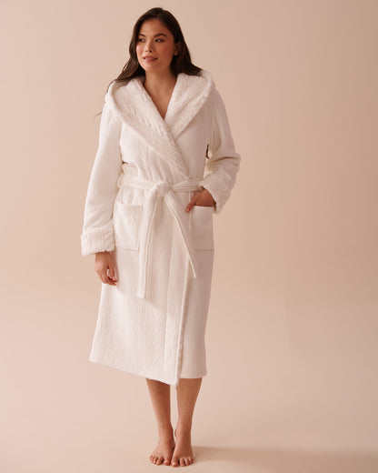 Luxurious Hooded Robe_40600187_10011_01