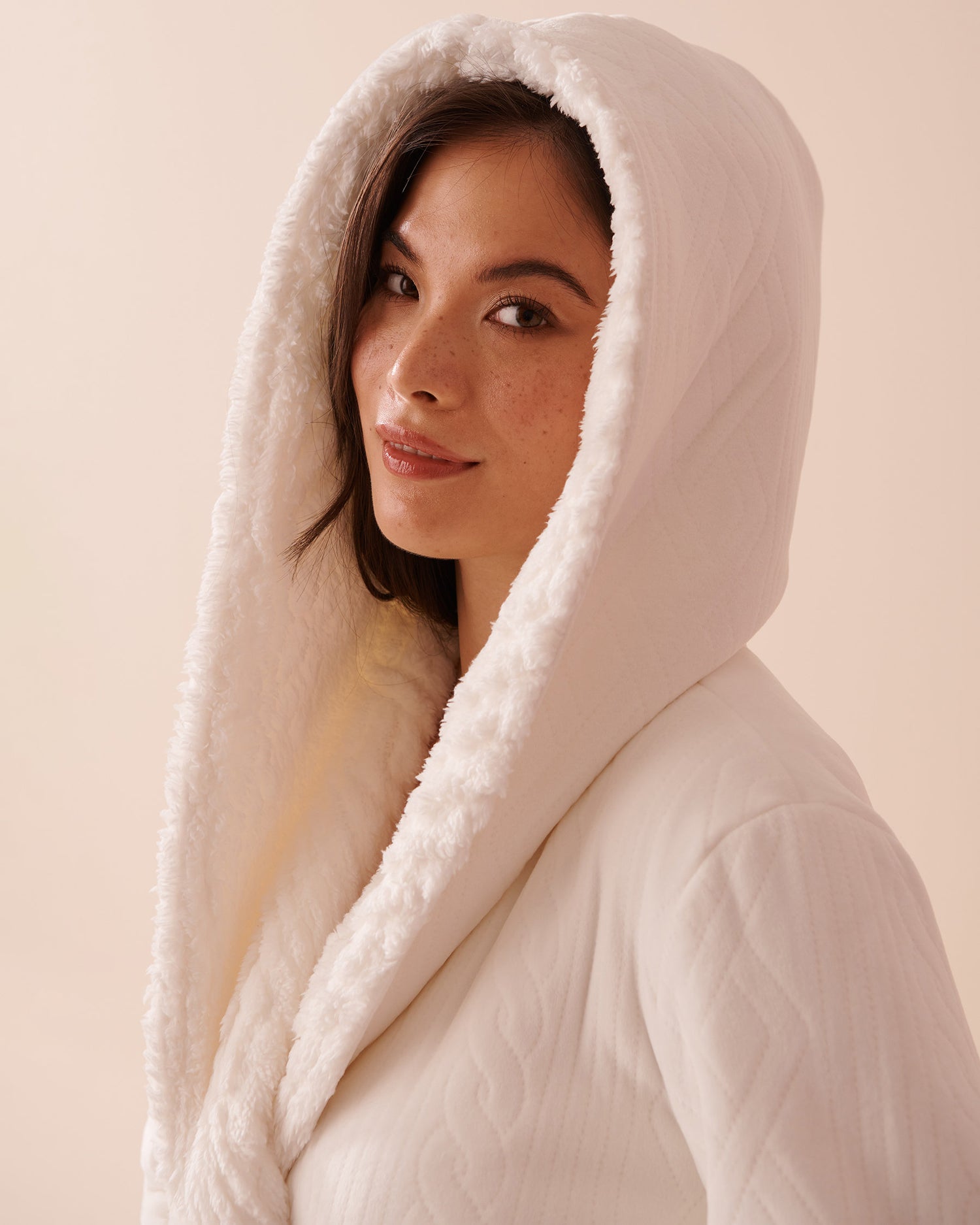 Luxurious Hooded Robe_40600187_10011_03