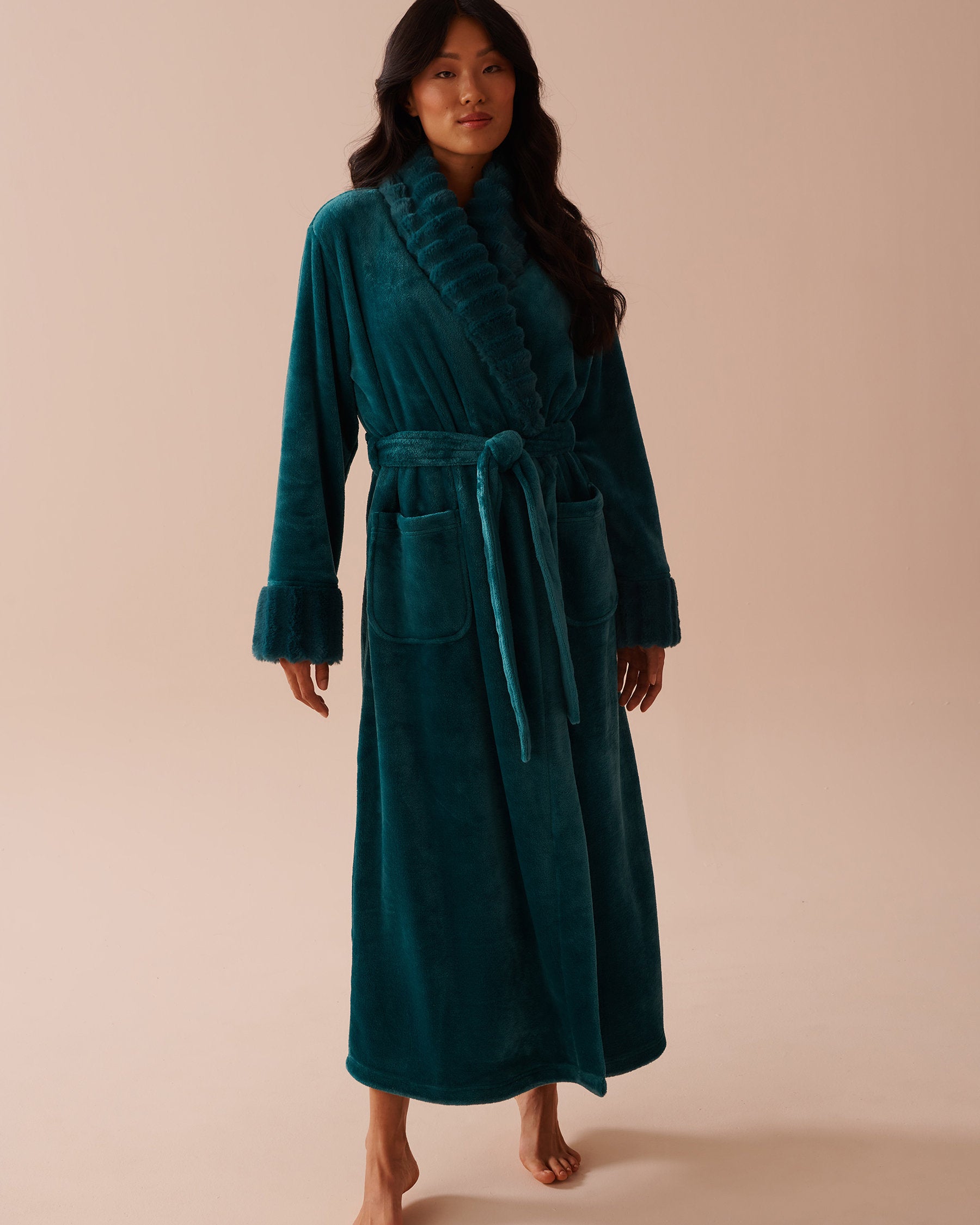 Long Faux Fur and Soft Plush Robe_40600197_30032_01