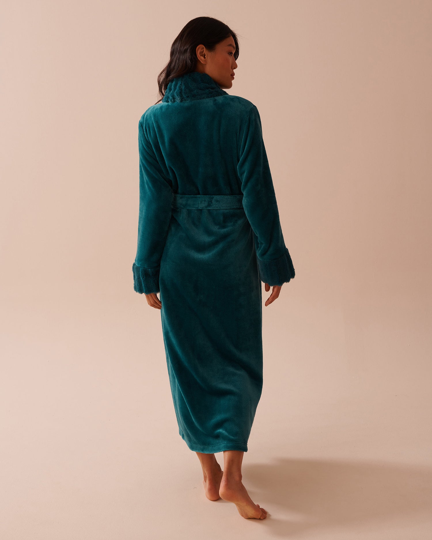 Long Faux Fur and Soft Plush Robe_40600197_30032_04