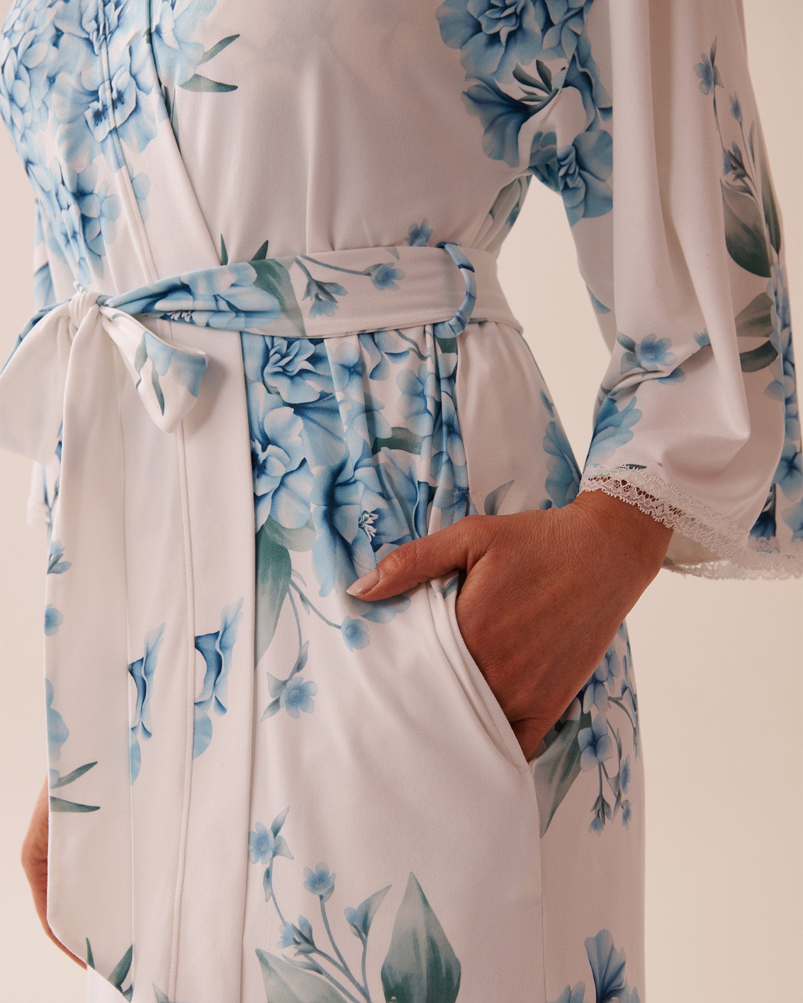 La Vie en Rose_Hydrangea Print Super Soft Kimono_40600203_P10483_06