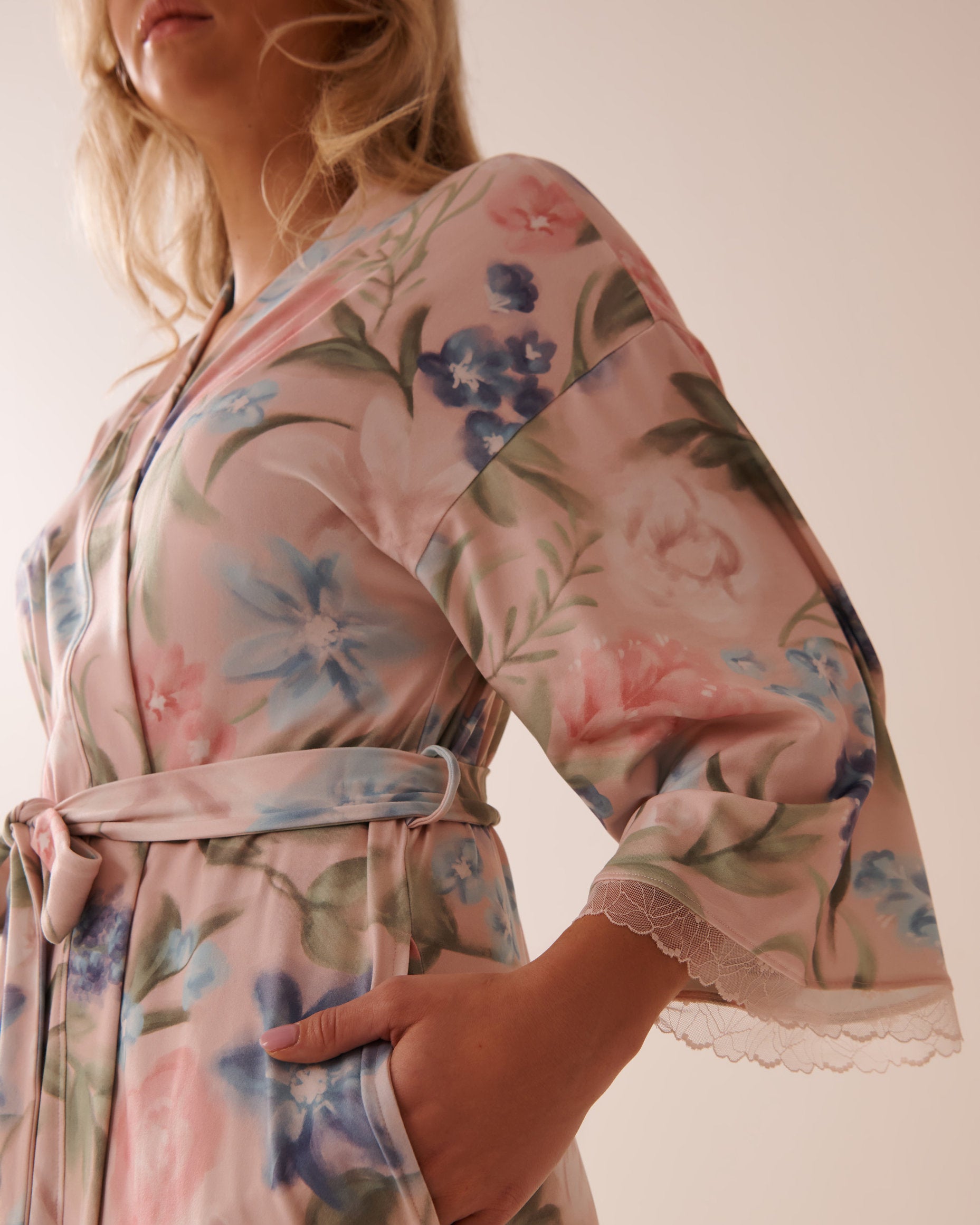 La Vie en Rose_Watercolour Flower Print Super Soft Kimono_40600205_P60362_05