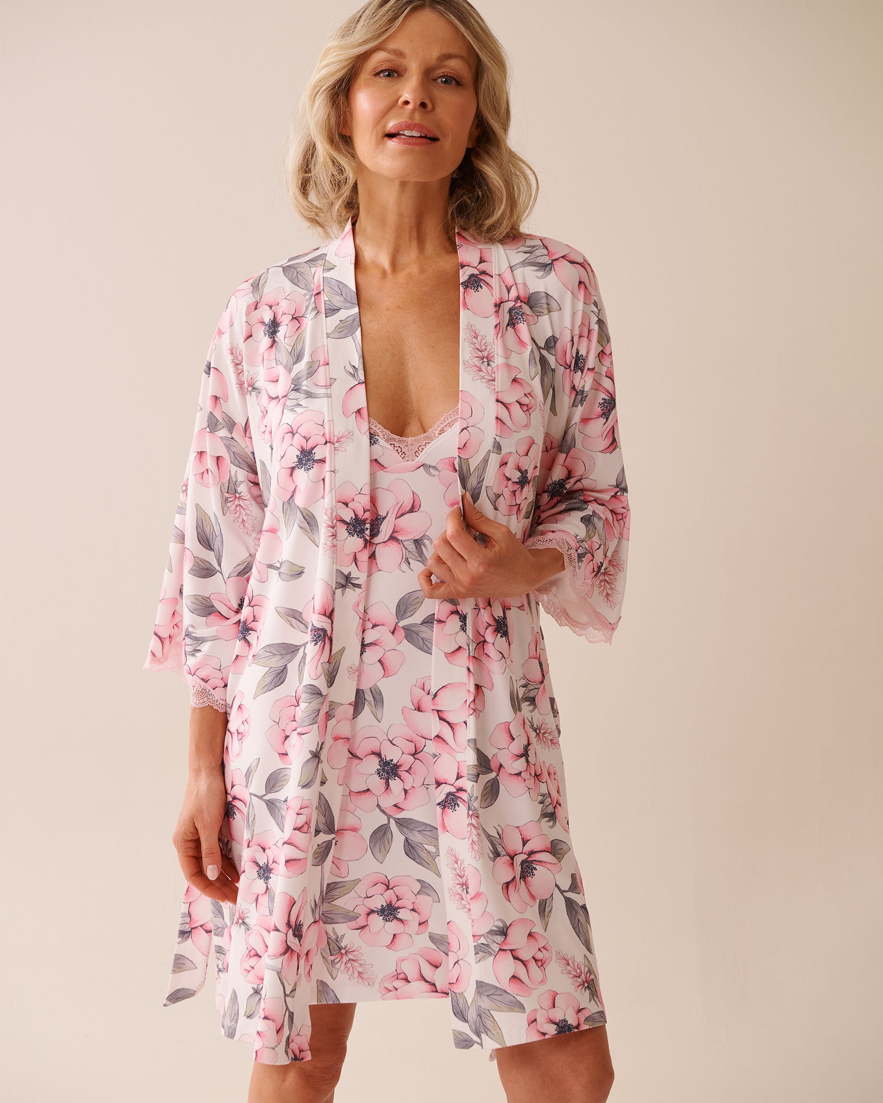 La Vie en Rose_Snow White Big Floral_Camellia Print Lace Trim Super Soft Kimono_40600206_P10512_05