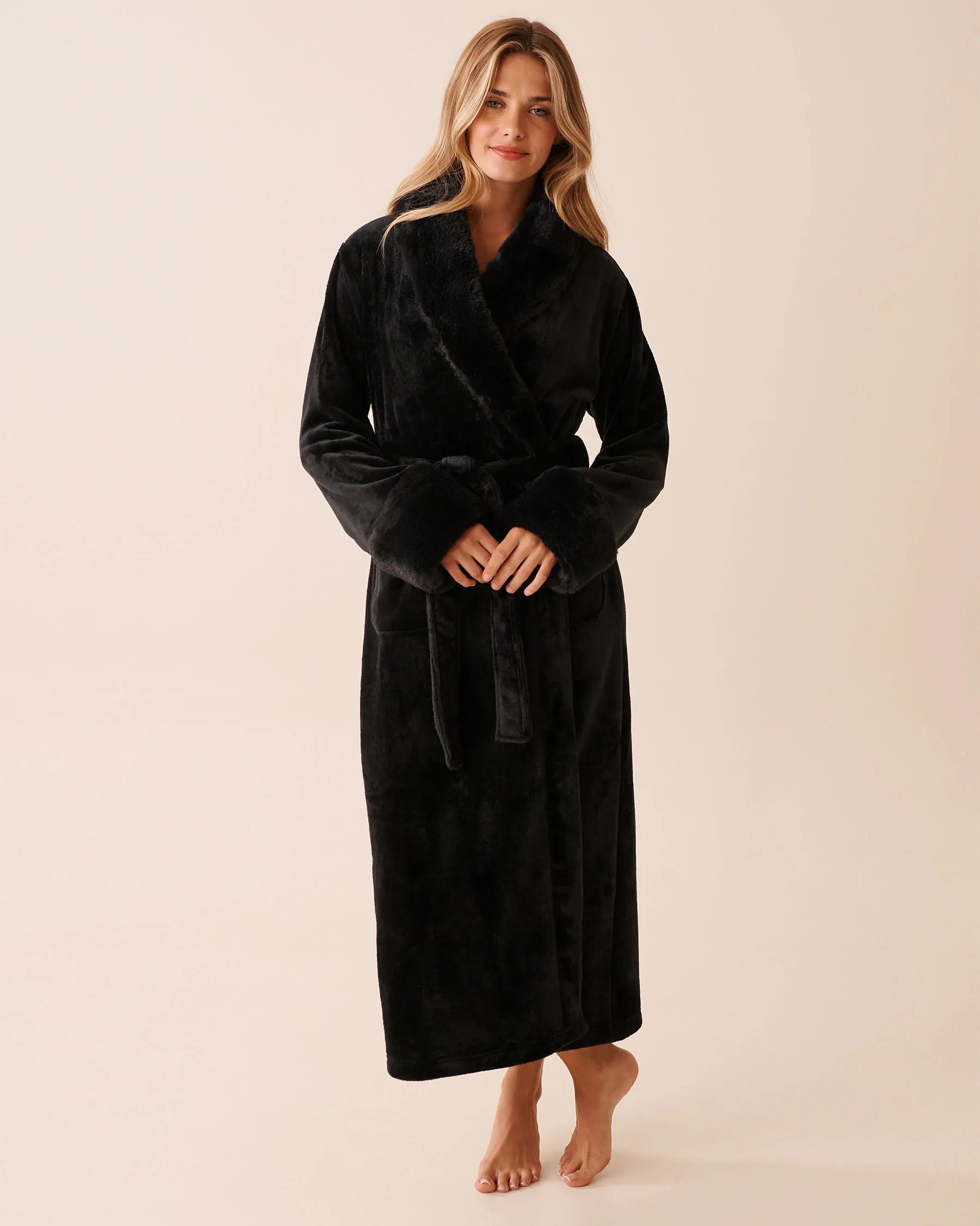 La Vie en Rose_Black Beauty_LUXURY EDITION Faux Fur Collar Long Plush Robe_40600217_00001_02