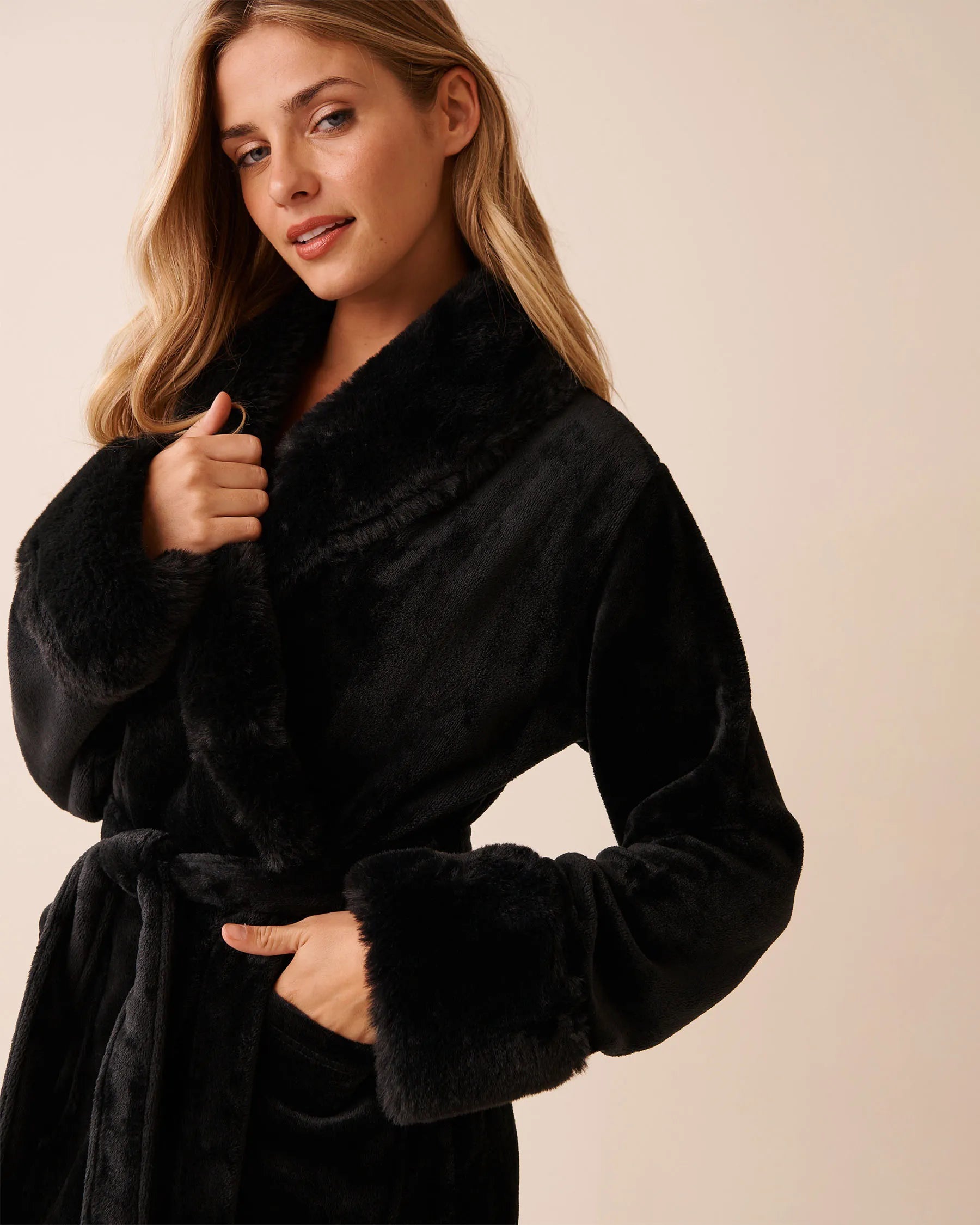 La Vie en Rose_Black Beauty_LUXURY EDITION Faux Fur Collar Long Plush Robe_40600217_00001_03