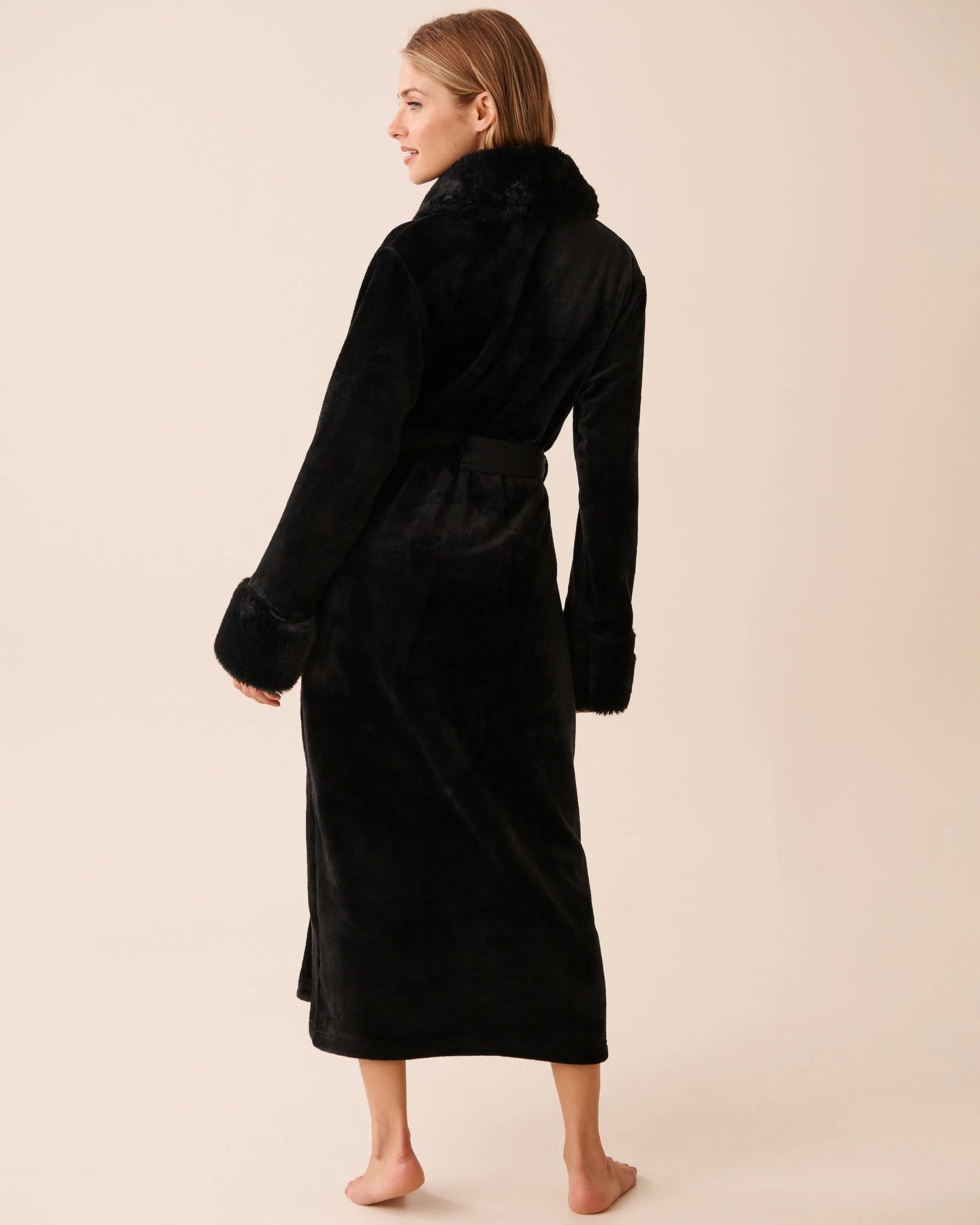 La Vie en Rose_Black Beauty_LUXURY EDITION Faux Fur Collar Long Plush Robe_40600217_00001_04