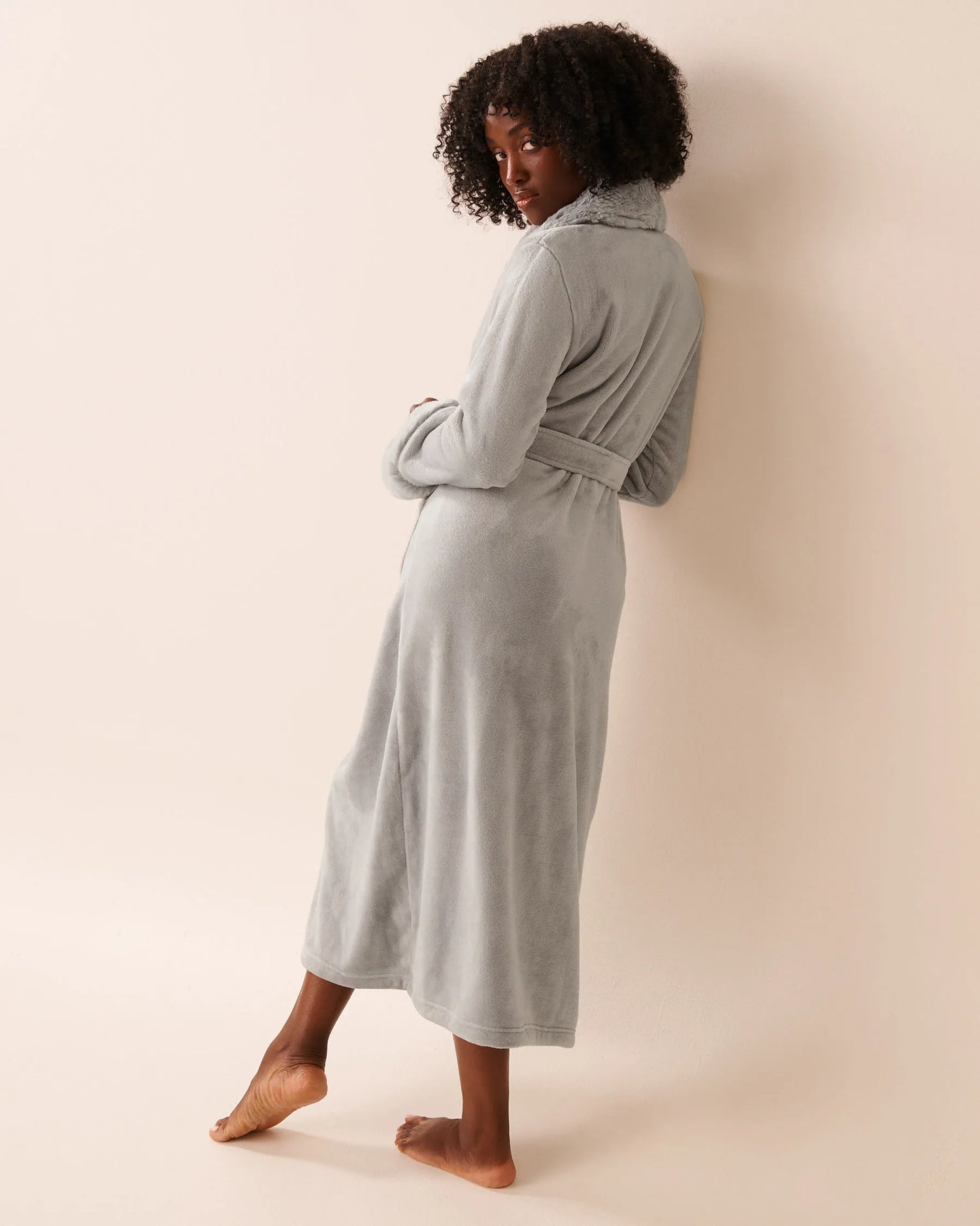 La Vie en Rose_Quiet Gray_LUXURY EDITION Faux Fur Collar Long Plush Robe_40600217_00055_03