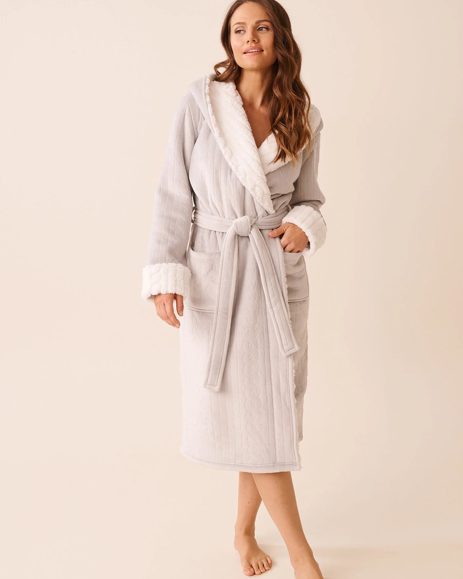 La Vie en Rose_Soft Gray Cable_Luxury Edition Luxurious Hooded Robe_40600218_P00477_01