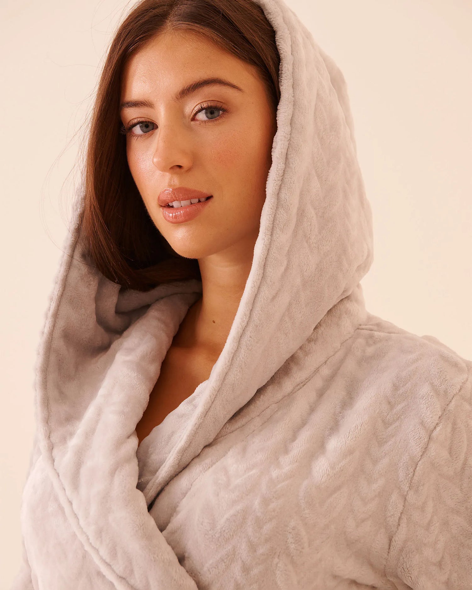La Vie en Rose_Quiet Gray Cable_Recycled Fibers Soft Cable Knit Hooded Robe_40600223_P00472_02
