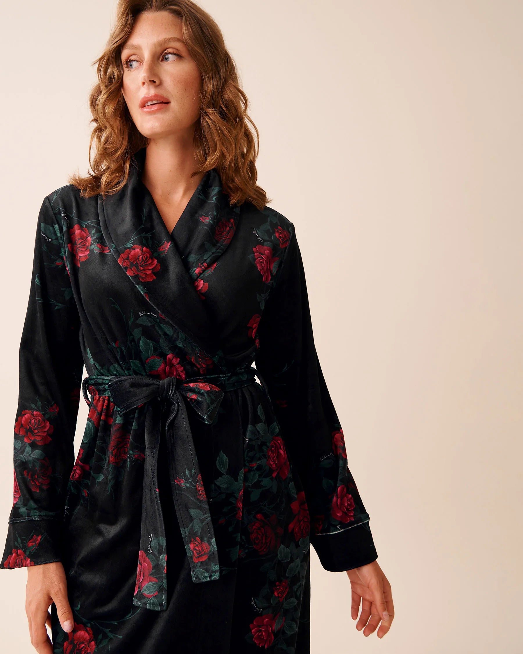 La Vie en Rose_Red &amp; Black Roses_Velvety Softness Long Robe_40600225_P00473_05