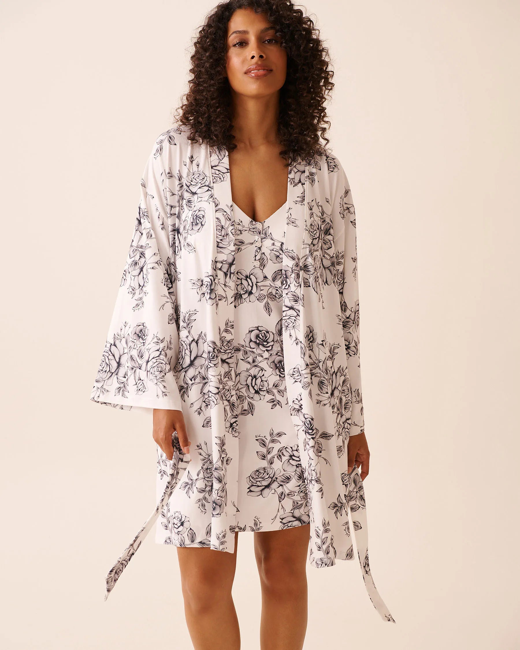 La Vie en Rose_Snow White Grey Bouquet_Black Rose Print Super Soft Kimono_40600226_P10570_06