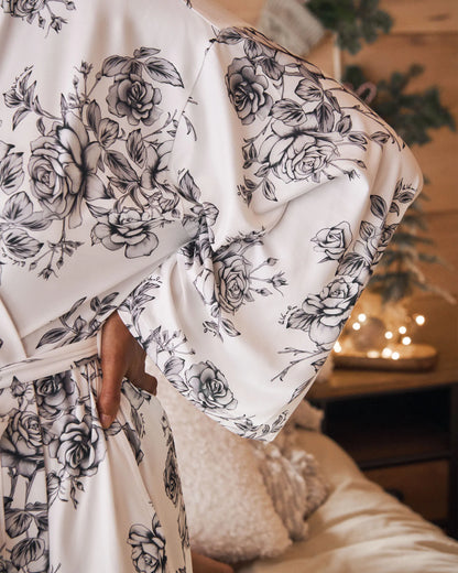 La Vie en Rose_Snow White Grey Bouquet_Black Rose Print Super Soft Kimono_40600226_p10570_02