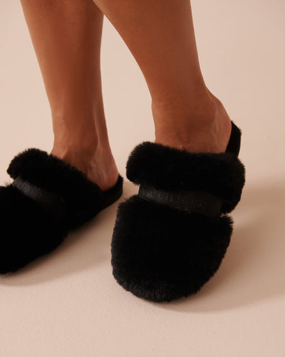 Faux Fur Crossed Slippers_40700335_00001_01