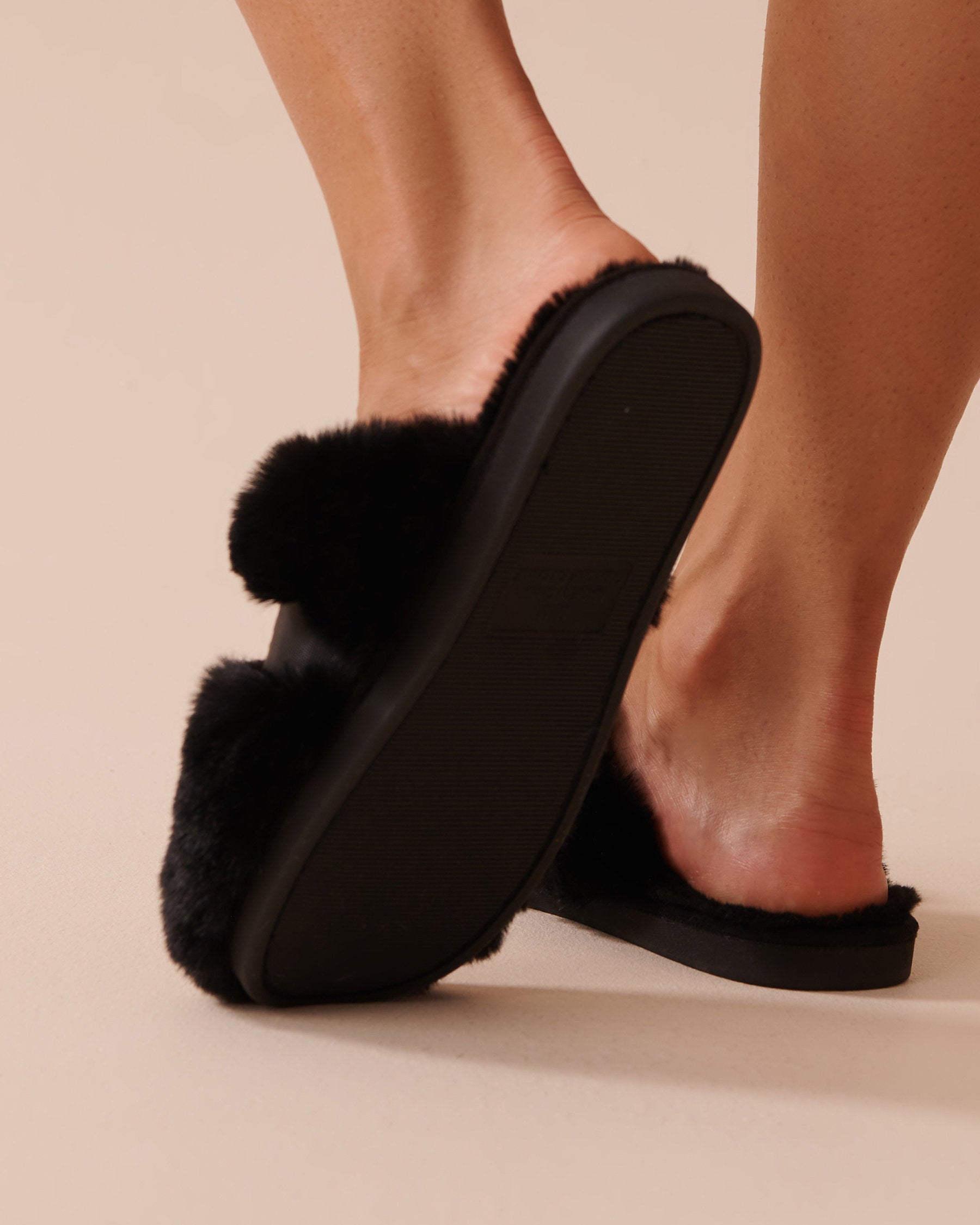 Faux Fur Crossed Slippers_40700335_00001_02