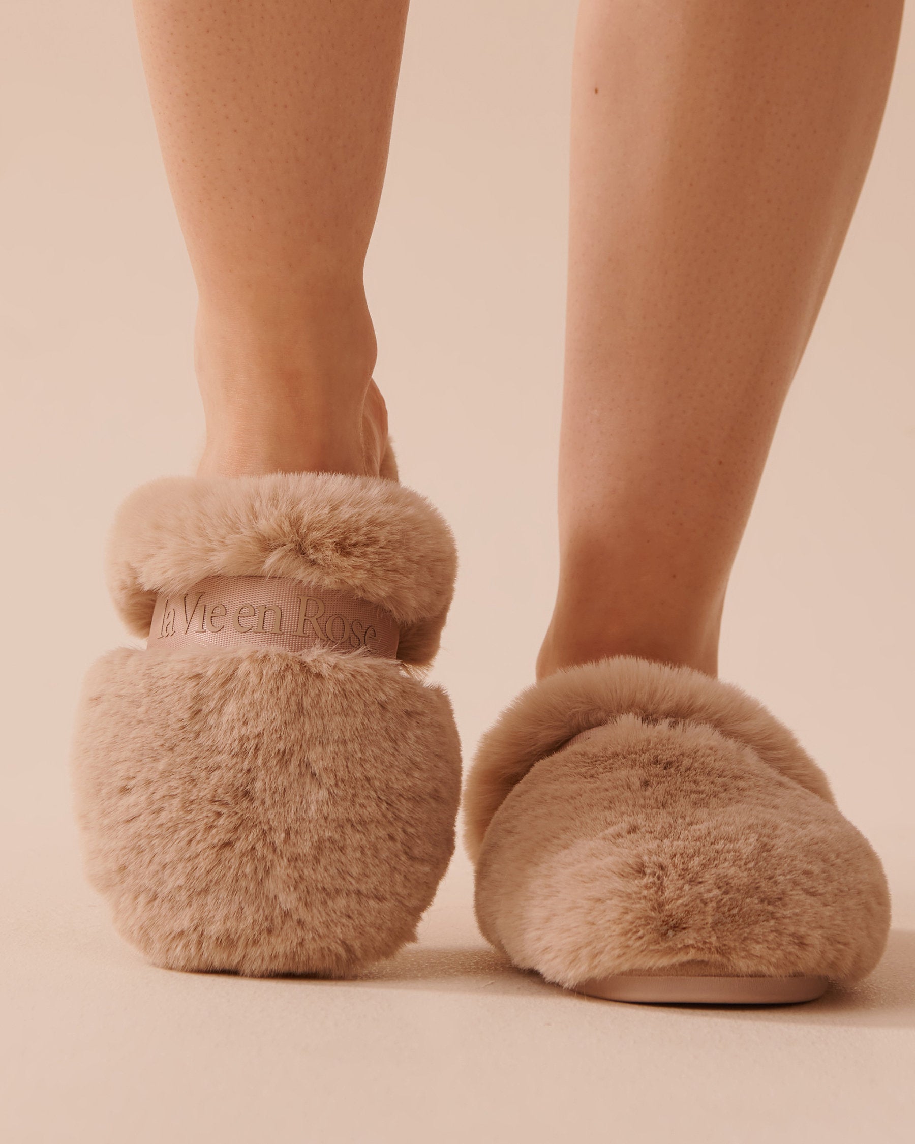 Faux Fur Crossed Slippers_40700335_20080_01