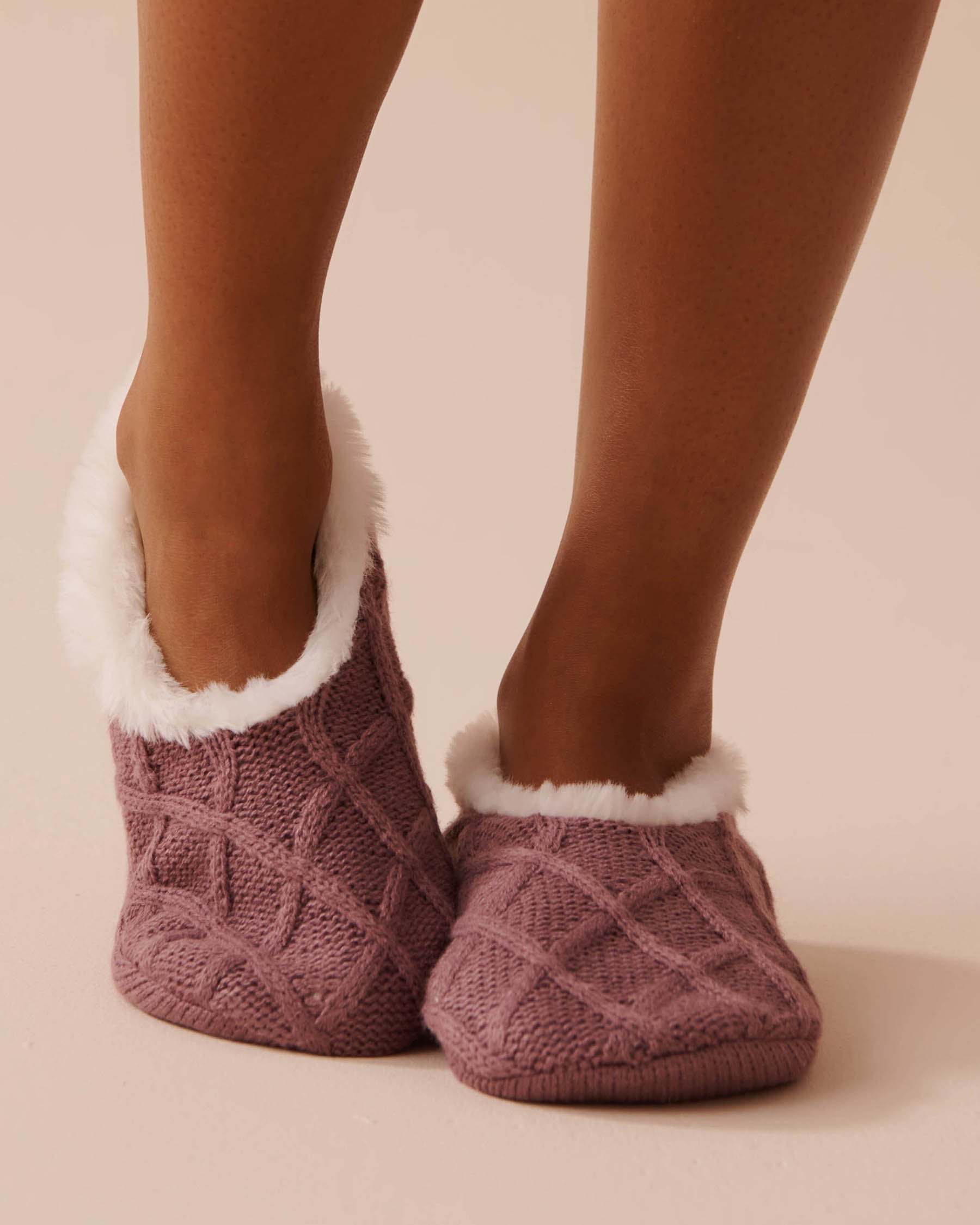 Cable-Knit and Faux Fur Slipper Socks_40700344_P50080_01