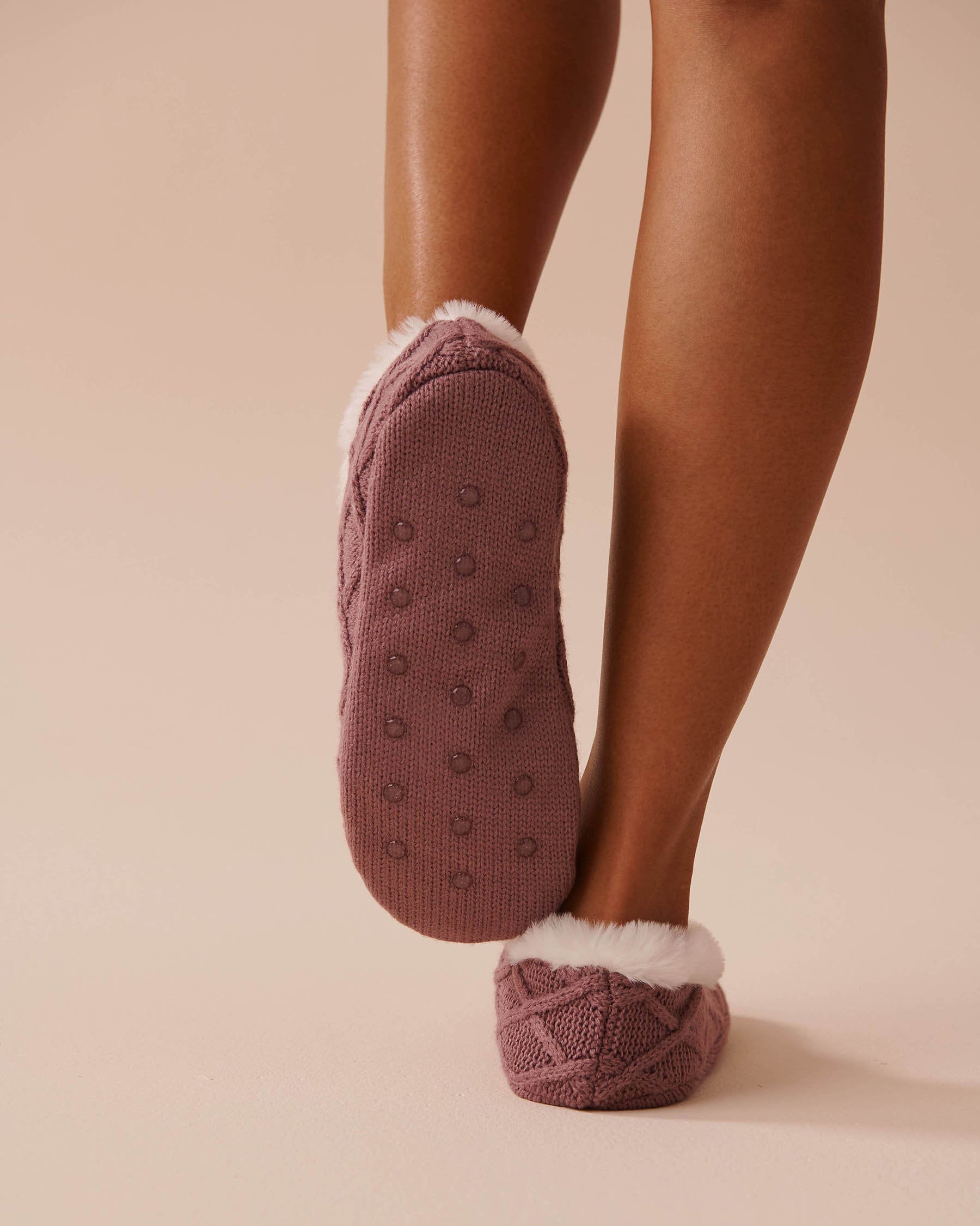 Cable-Knit and Faux Fur Slipper Socks_40700344_P50080_02