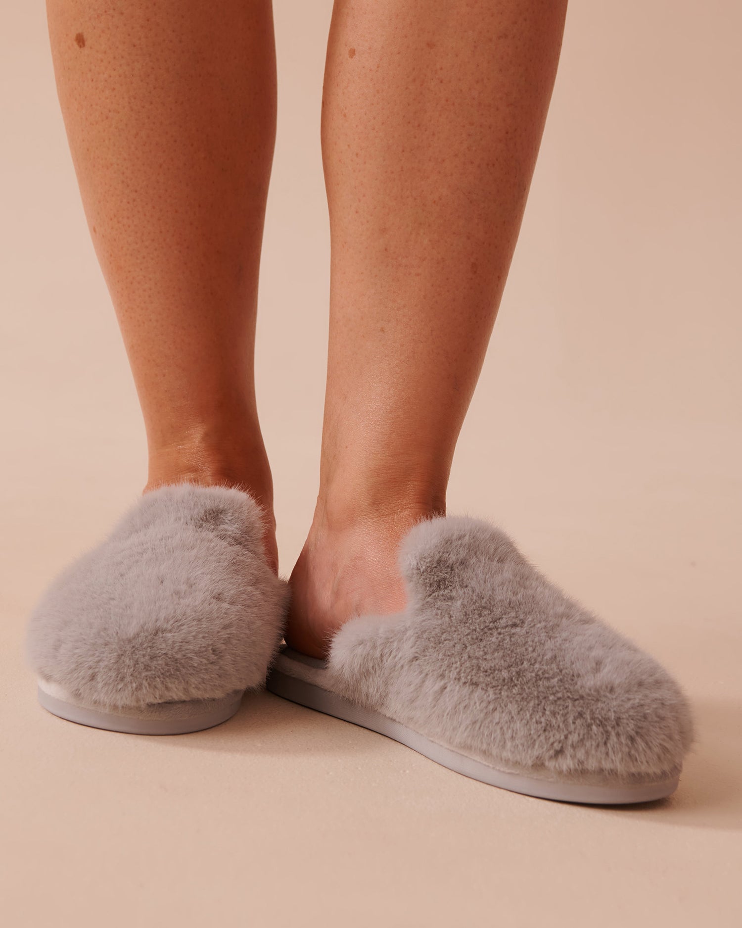 Long Faux Fur Slippers_40700356_00004_01