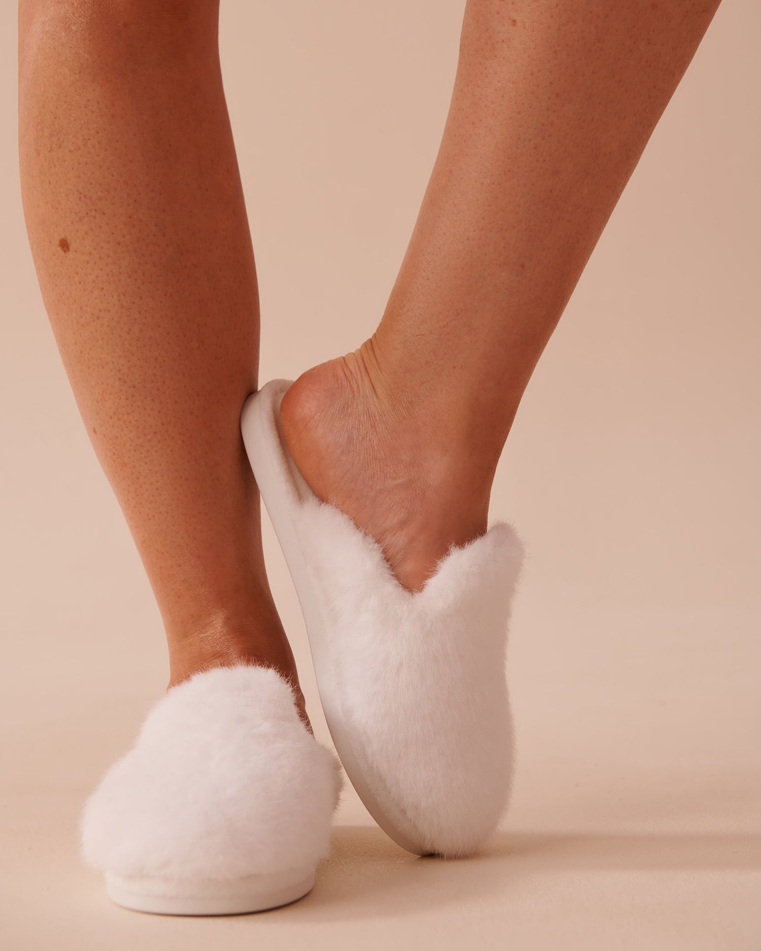 Long Faux Fur Slippers_40700356_10011_01