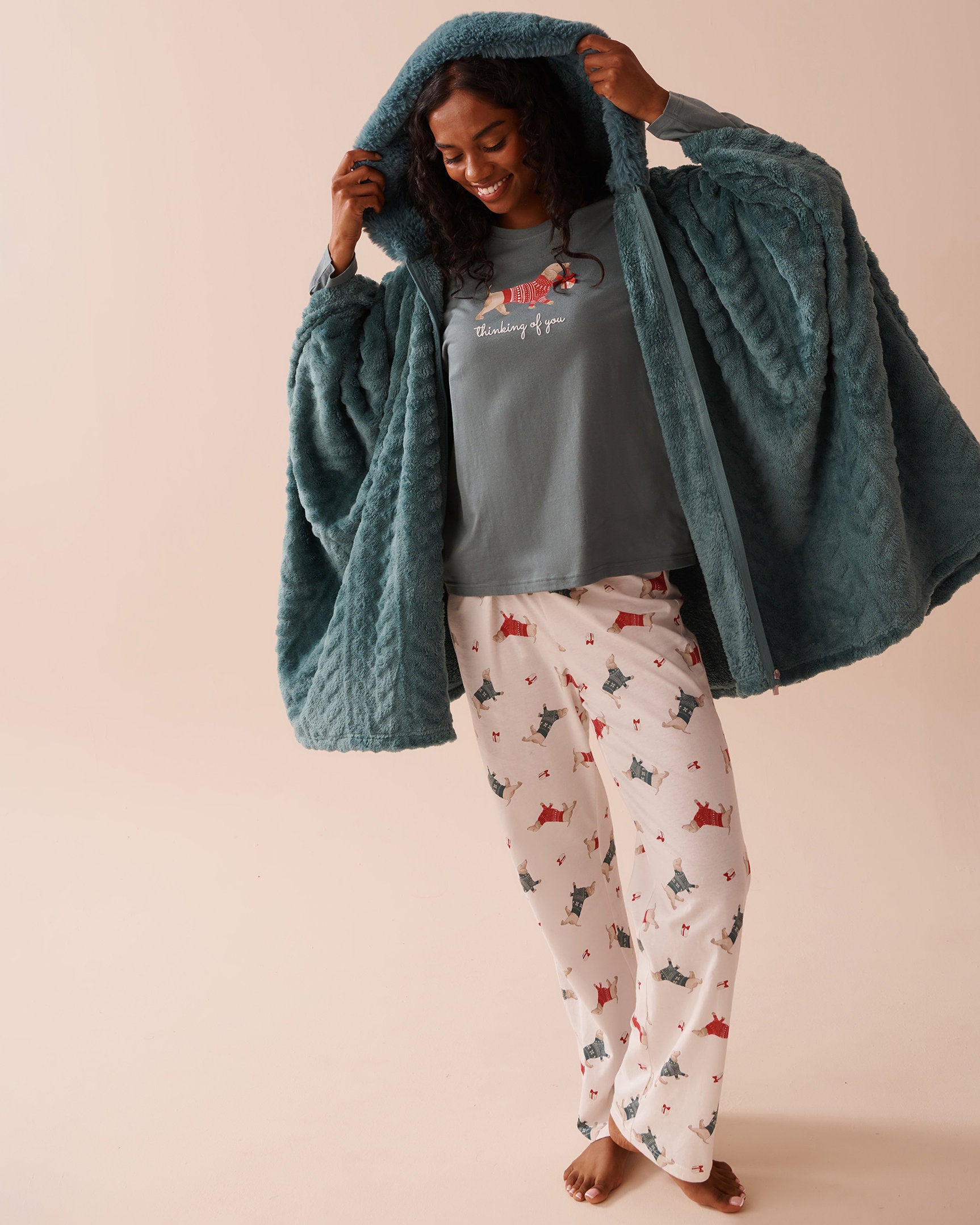 Cable Effect Soft Plush Hooded Cape_40700360_P40408_05