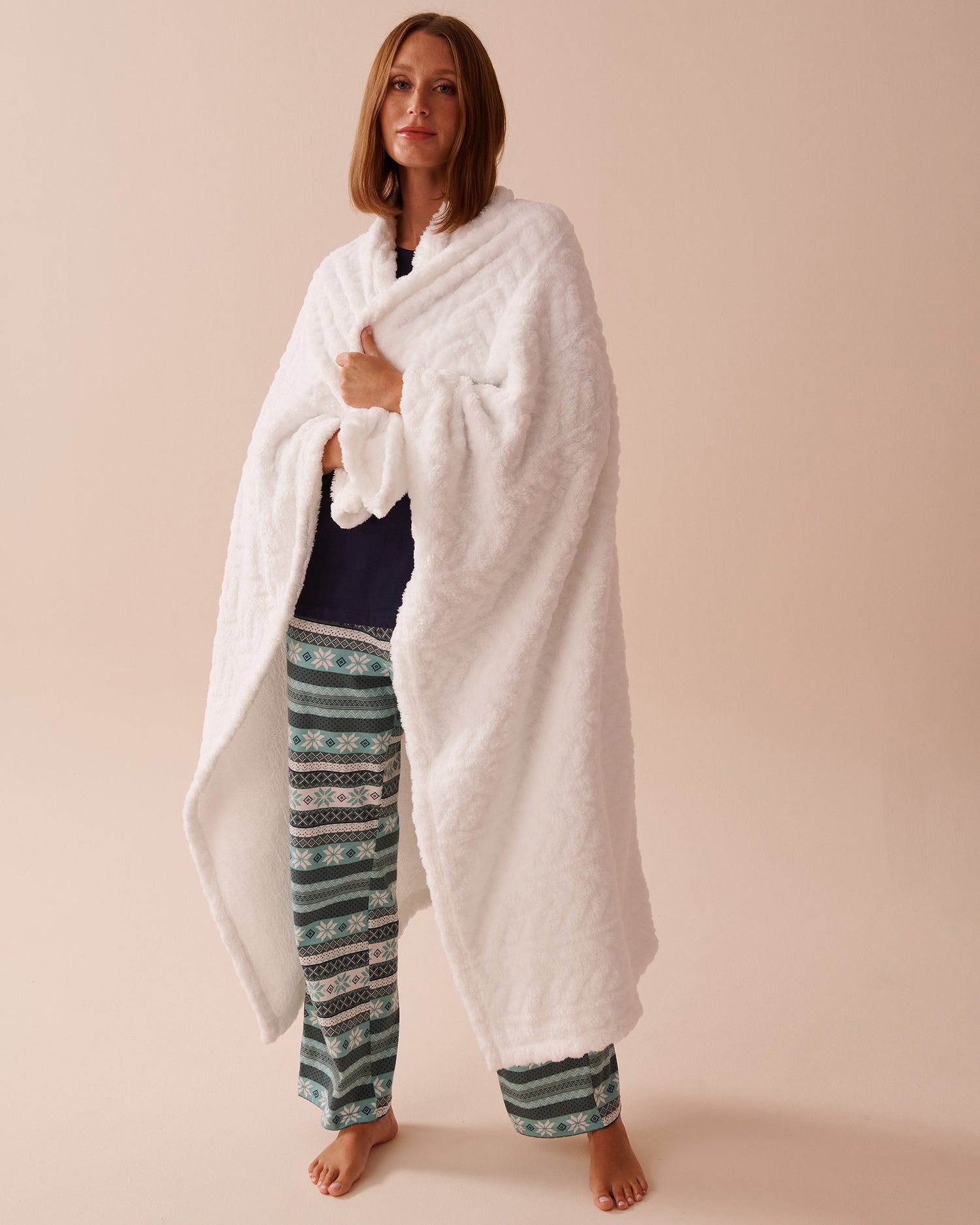 Cable Effect Soft Plush Blanket_40700361_P10345_03