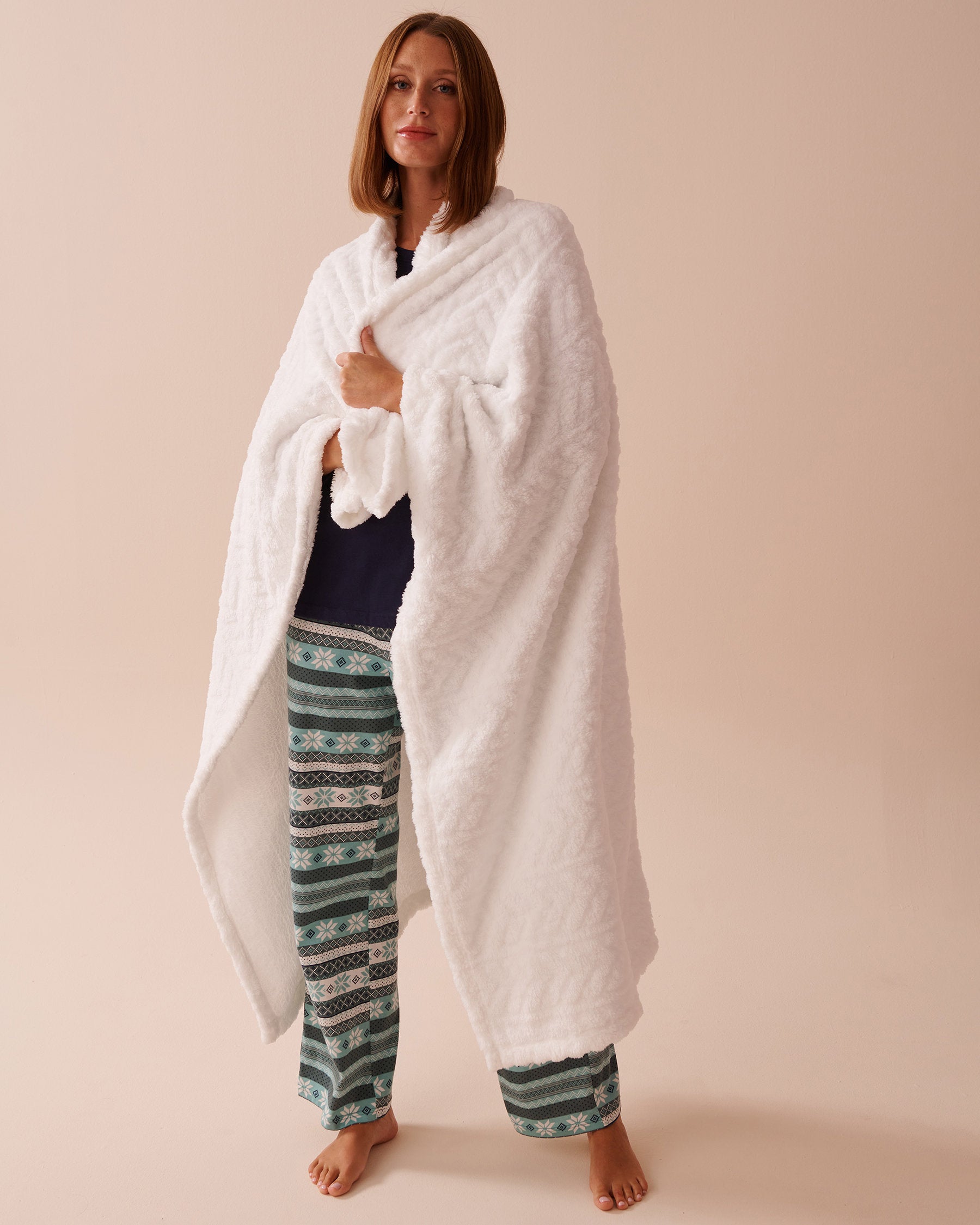 Cable Effect Soft Plush Blanket_40700361_P10345_03