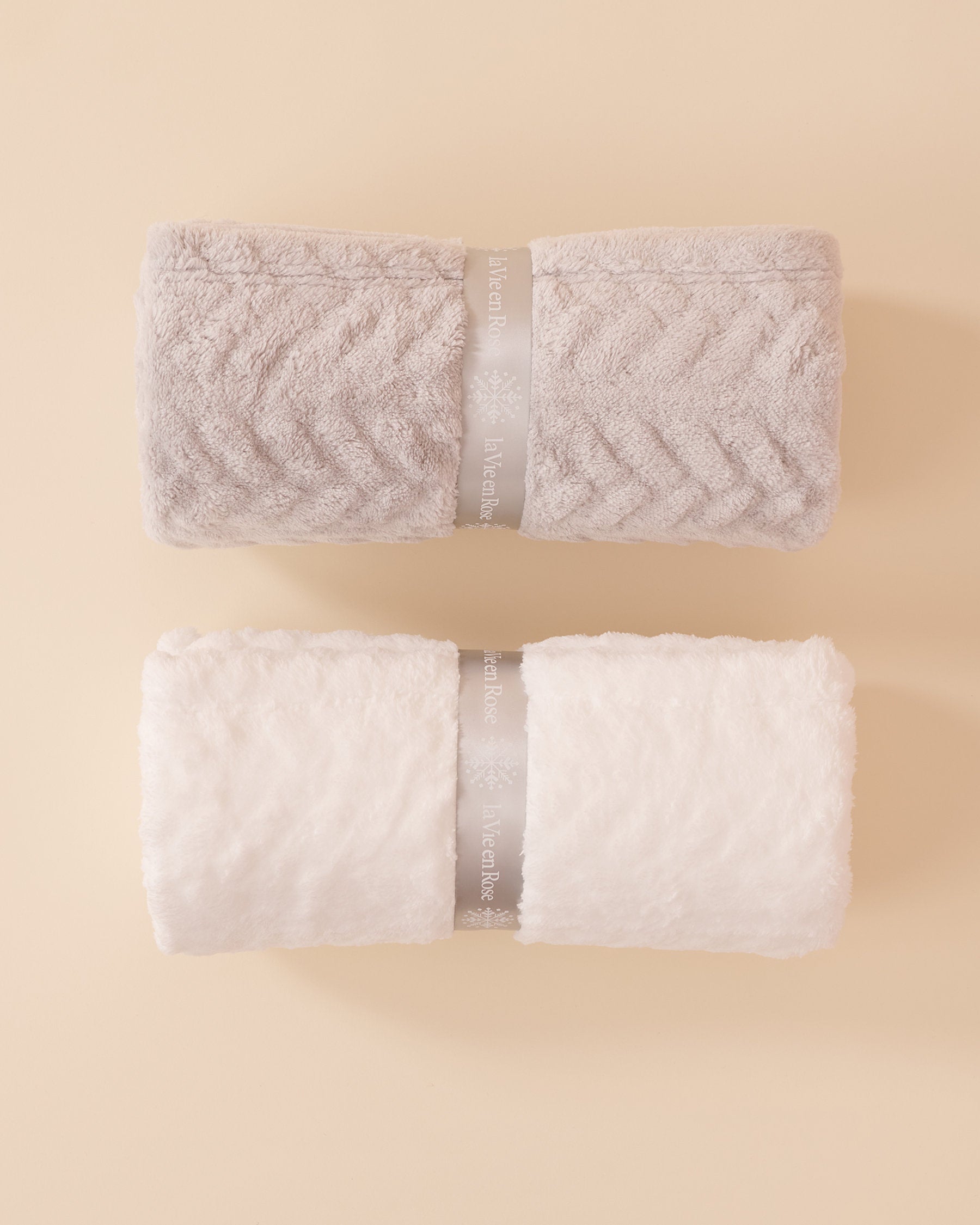 Cable Effect Soft Plush Blanket_40700361_p00399_03