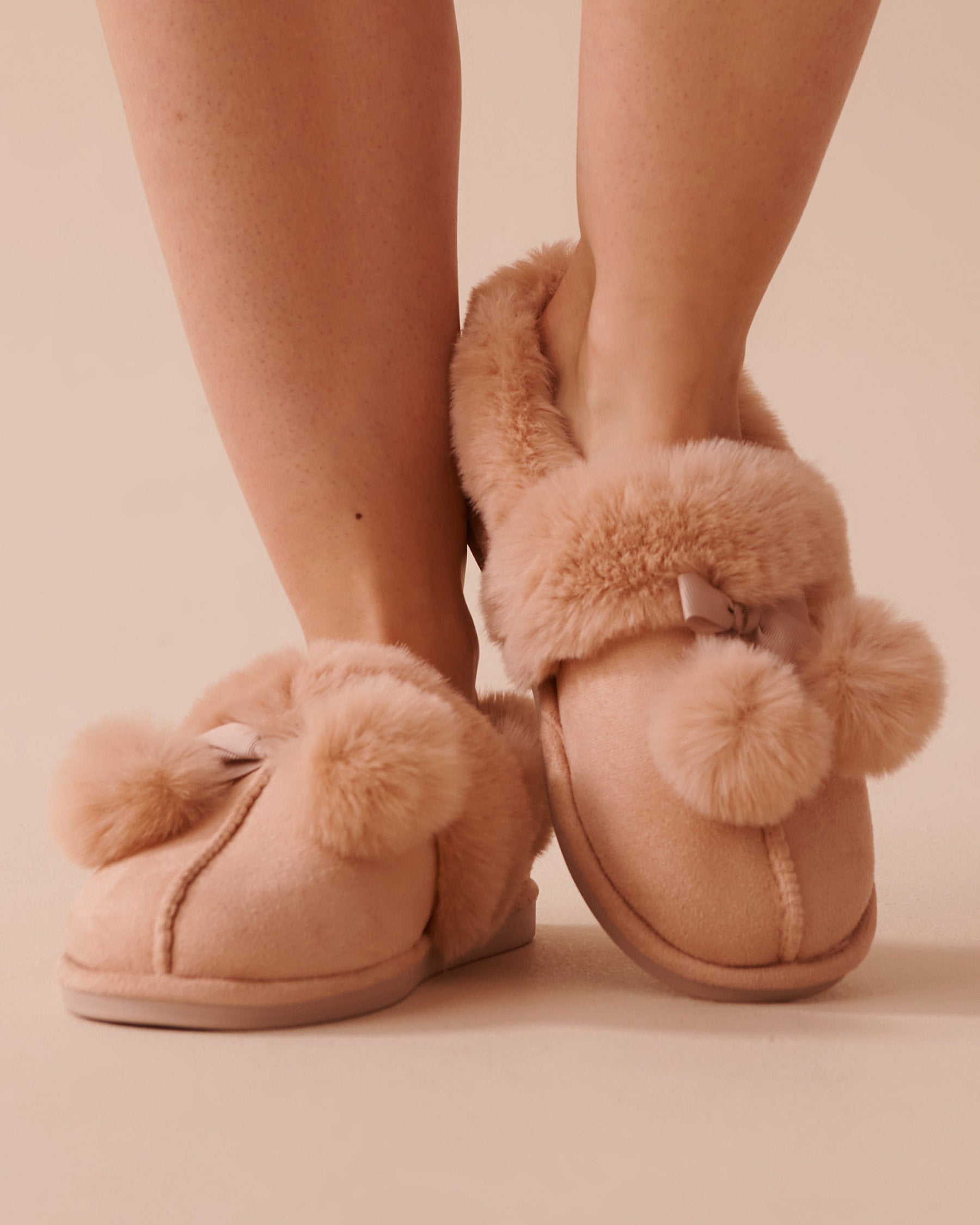 Bow &amp; Pompom Suede Bootie Slippers_40700363_20022_01