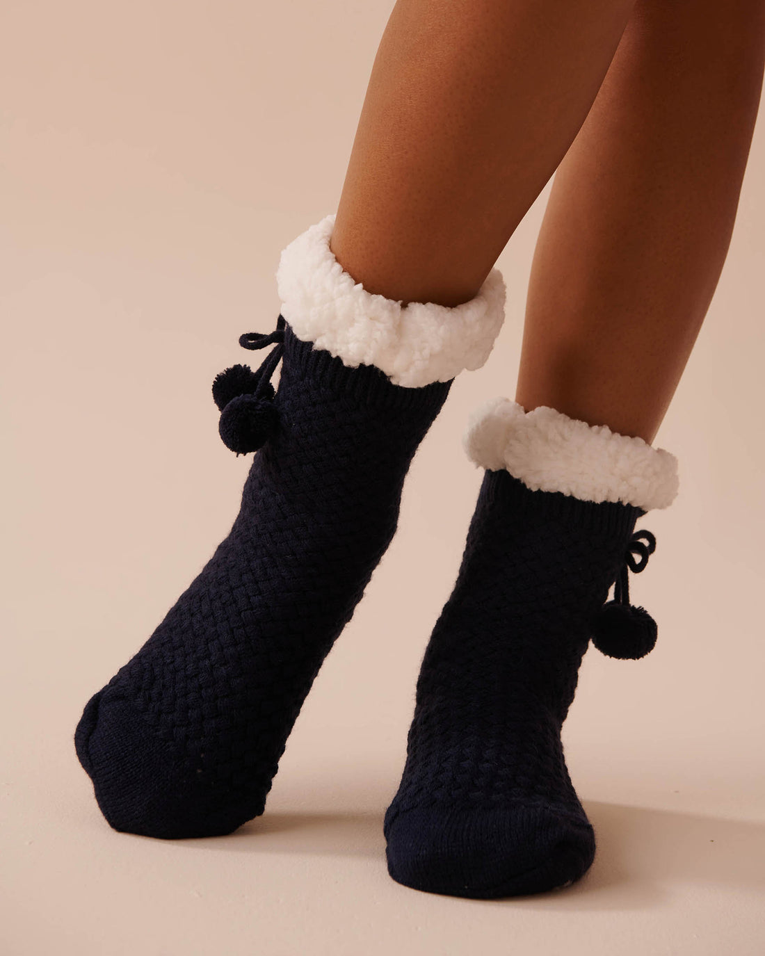 Pompom Knit and Sherpa Socks_40700365_40009_01