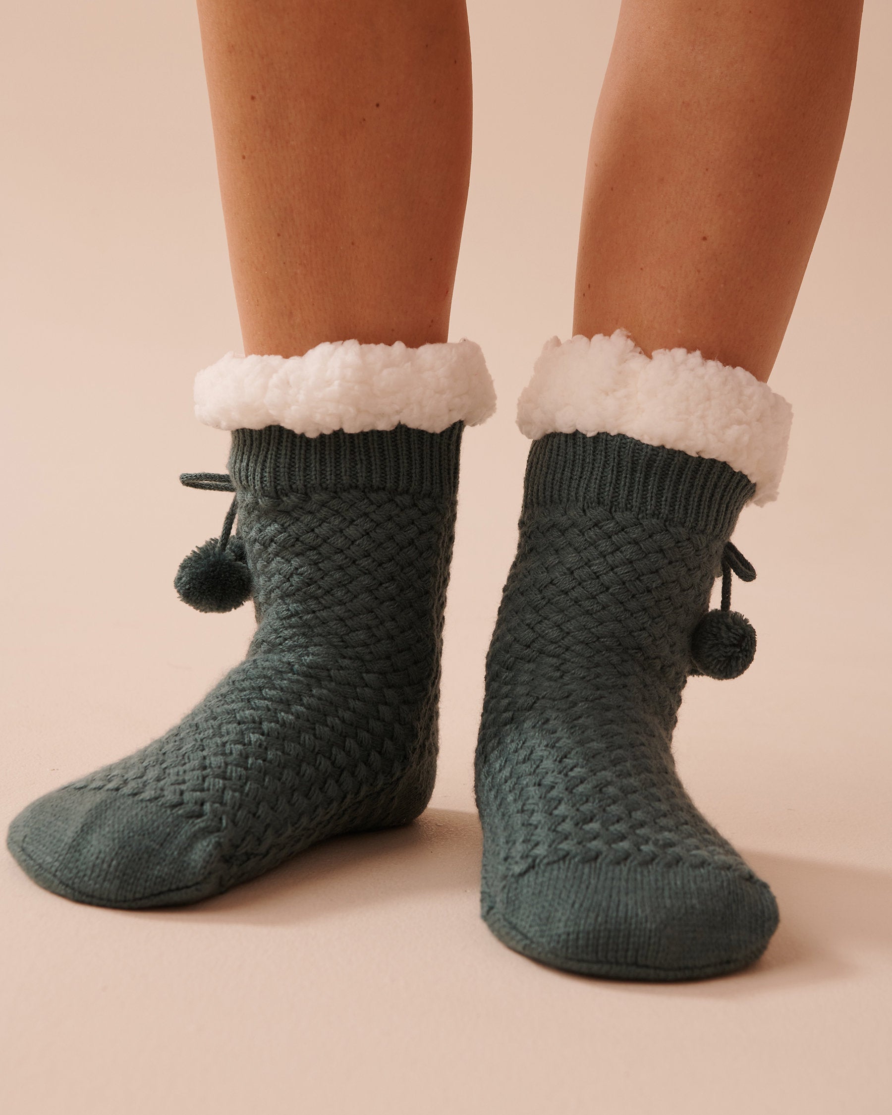 Pompom Knit and Sherpa Socks_40700365_40045_01