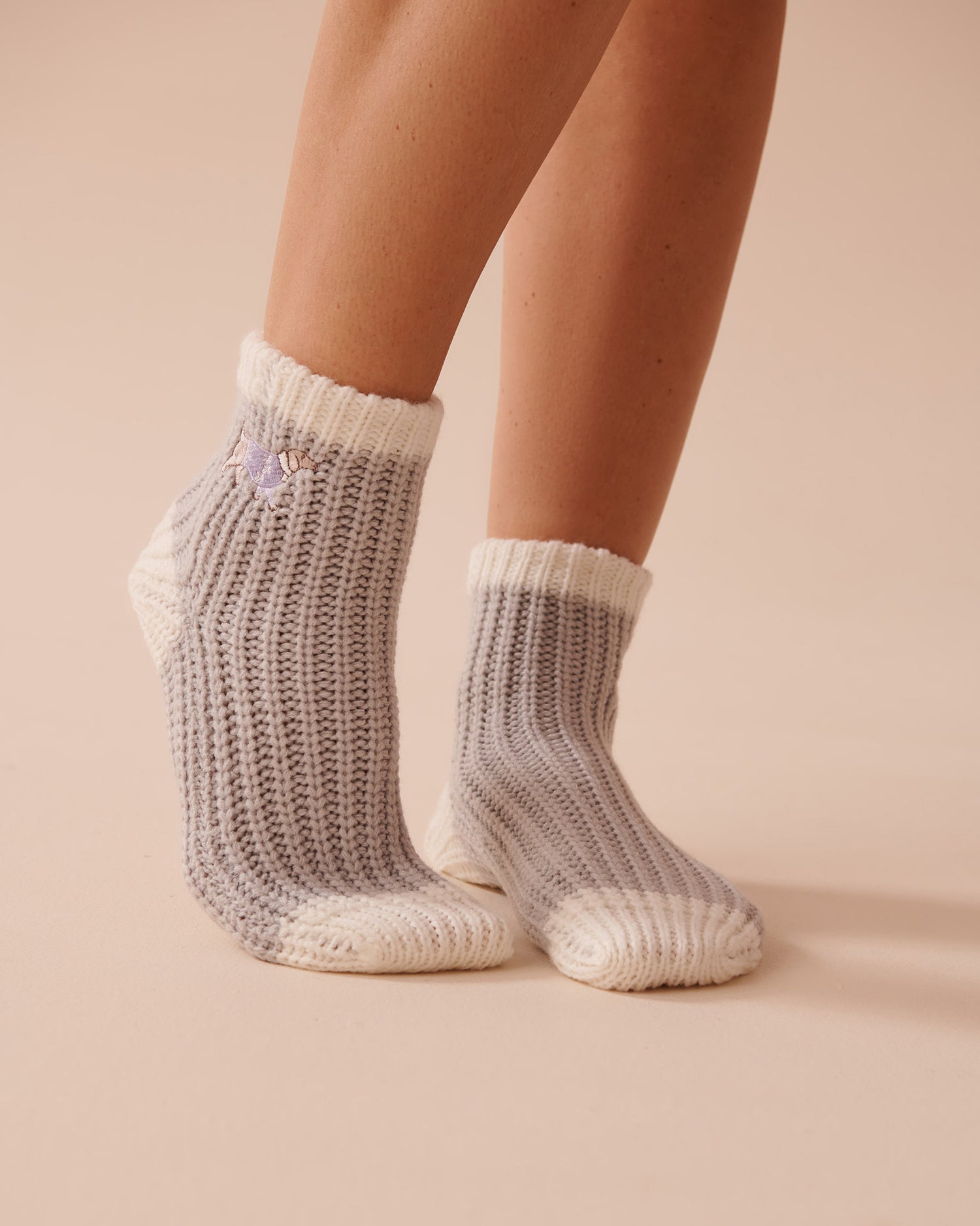 Knitted Socks with Winter Embroidery_40700366_00004_01