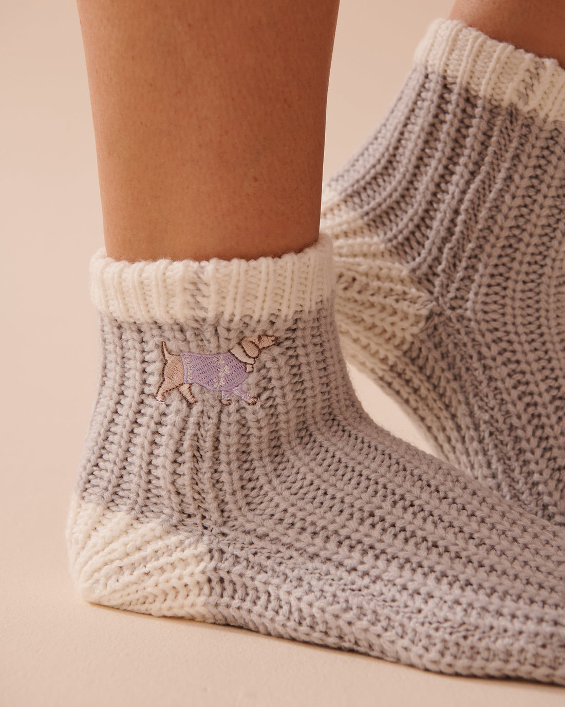 Knitted Socks with Winter Embroidery_40700366_00004_02