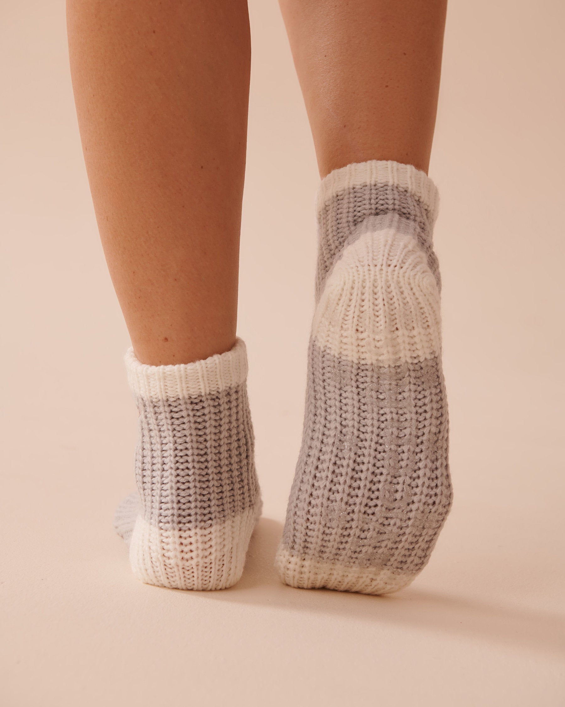 Knitted Socks with Winter Embroidery_40700366_00004_03