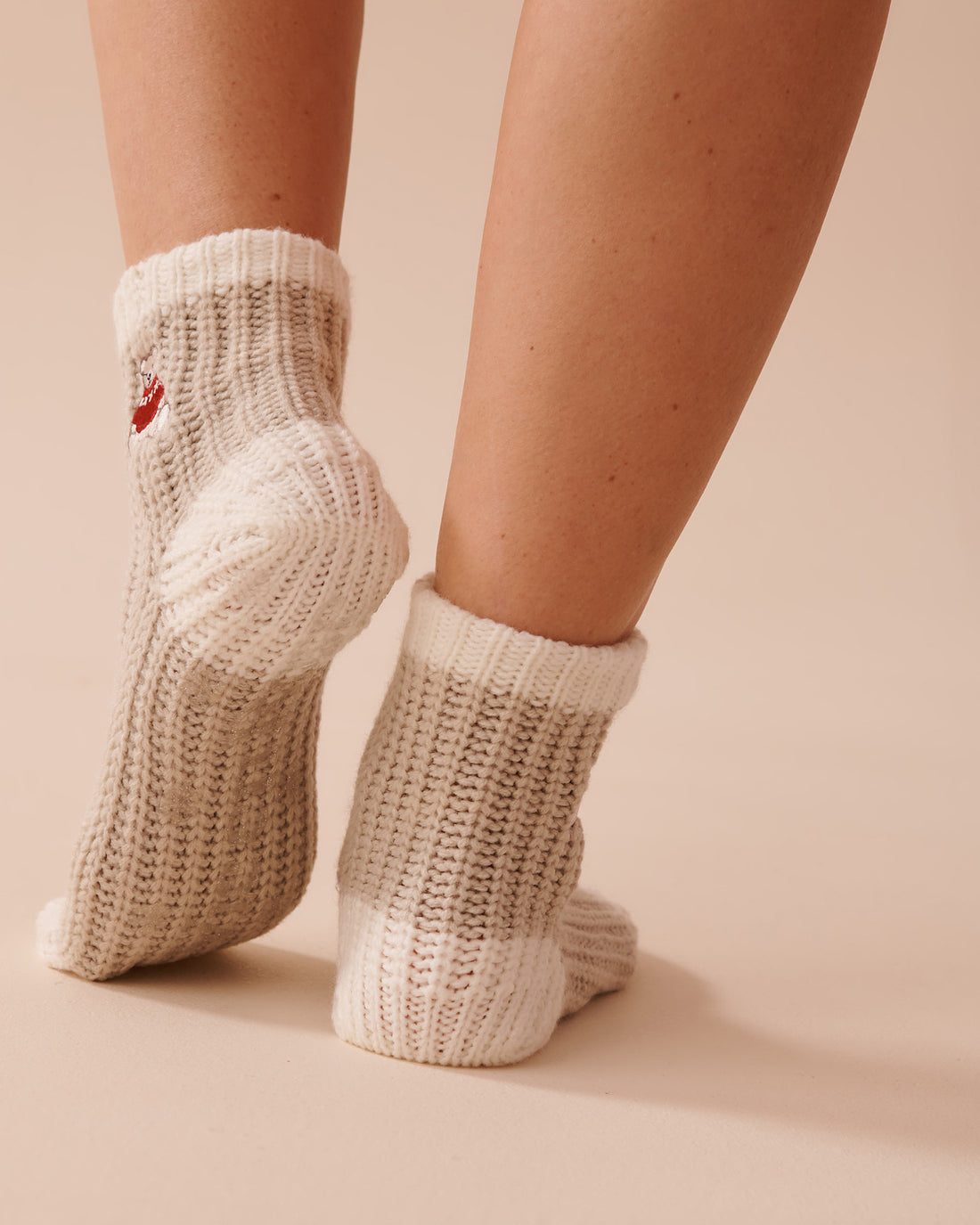 Knitted Socks with Winter Embroidery_40700366_00041_02